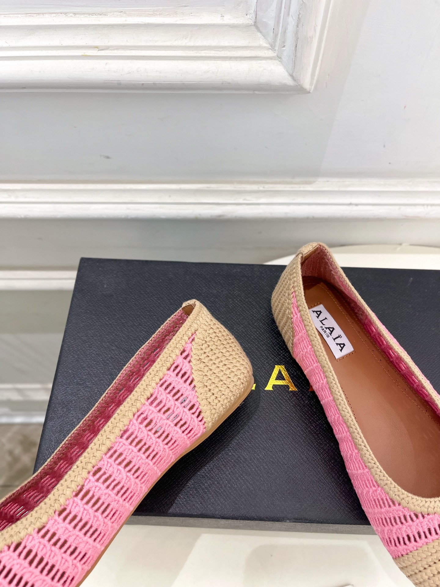 ALAÏA 阿莱亚25SS春夏新品 经典镂空编织玛丽珍平底鞋—————————Alaïa作为这两年最受欢