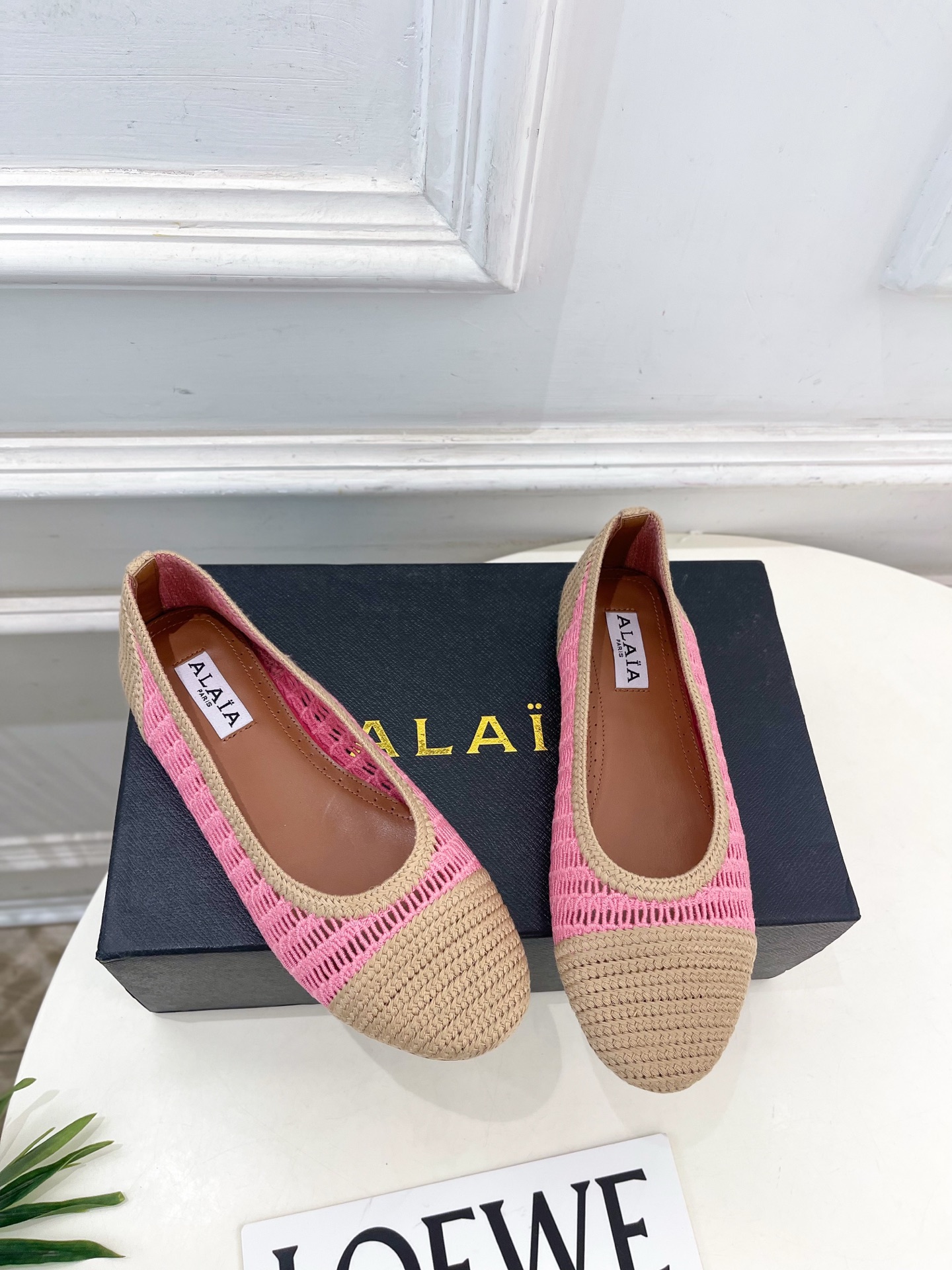 ALAÏA 阿莱亚25SS春夏新品 经典镂空编织玛丽珍平底鞋—————————Alaïa作为这两年最受欢