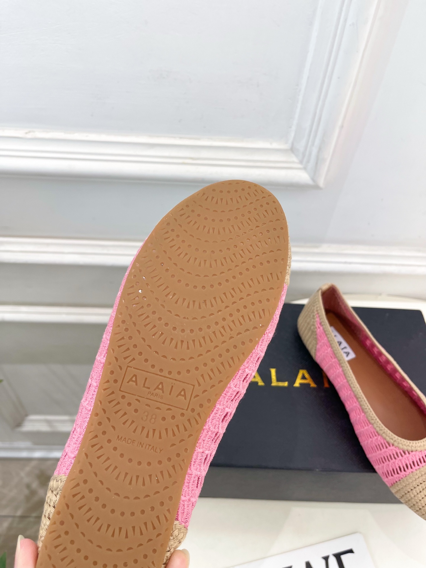 ALAÏA 阿莱亚25SS春夏新品 经典镂空编织玛丽珍平底鞋—————————Alaïa作为这两年最受欢