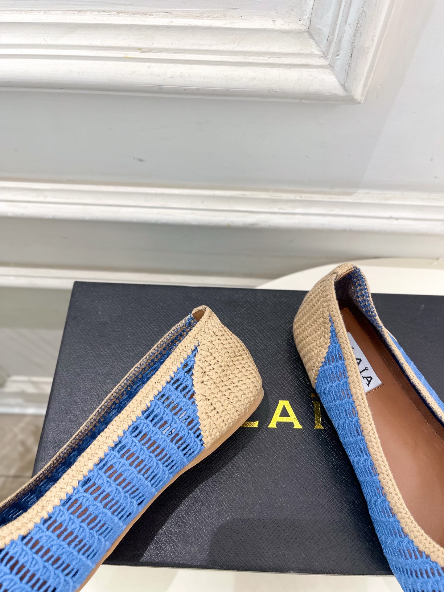 ALAÏA 阿莱亚25SS春夏新品 经典镂空编织玛丽珍平底鞋—————————Alaïa作为这两年最受欢