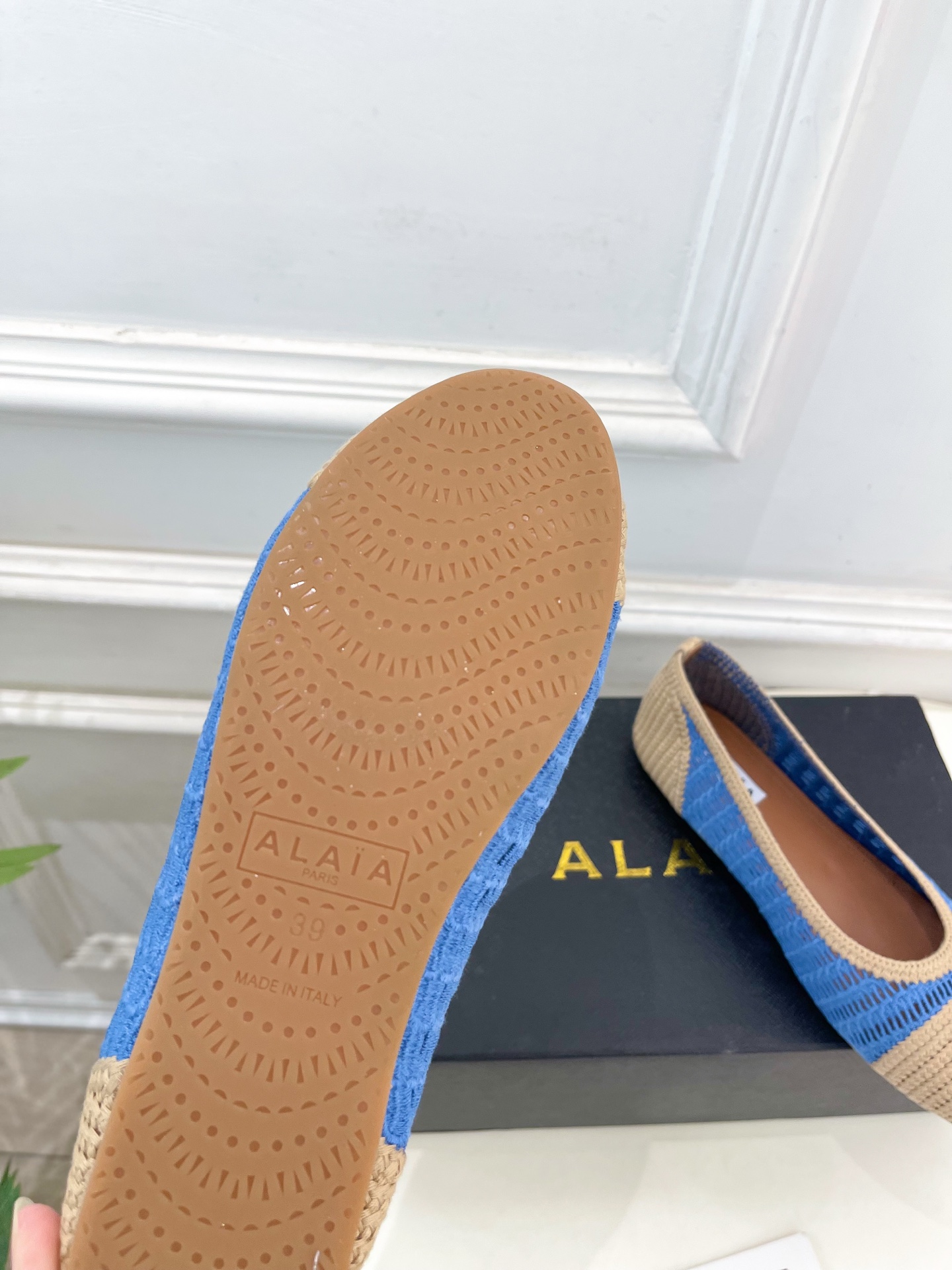 ALAÏA 阿莱亚25SS春夏新品 经典镂空编织玛丽珍平底鞋—————————Alaïa作为这两年最受欢