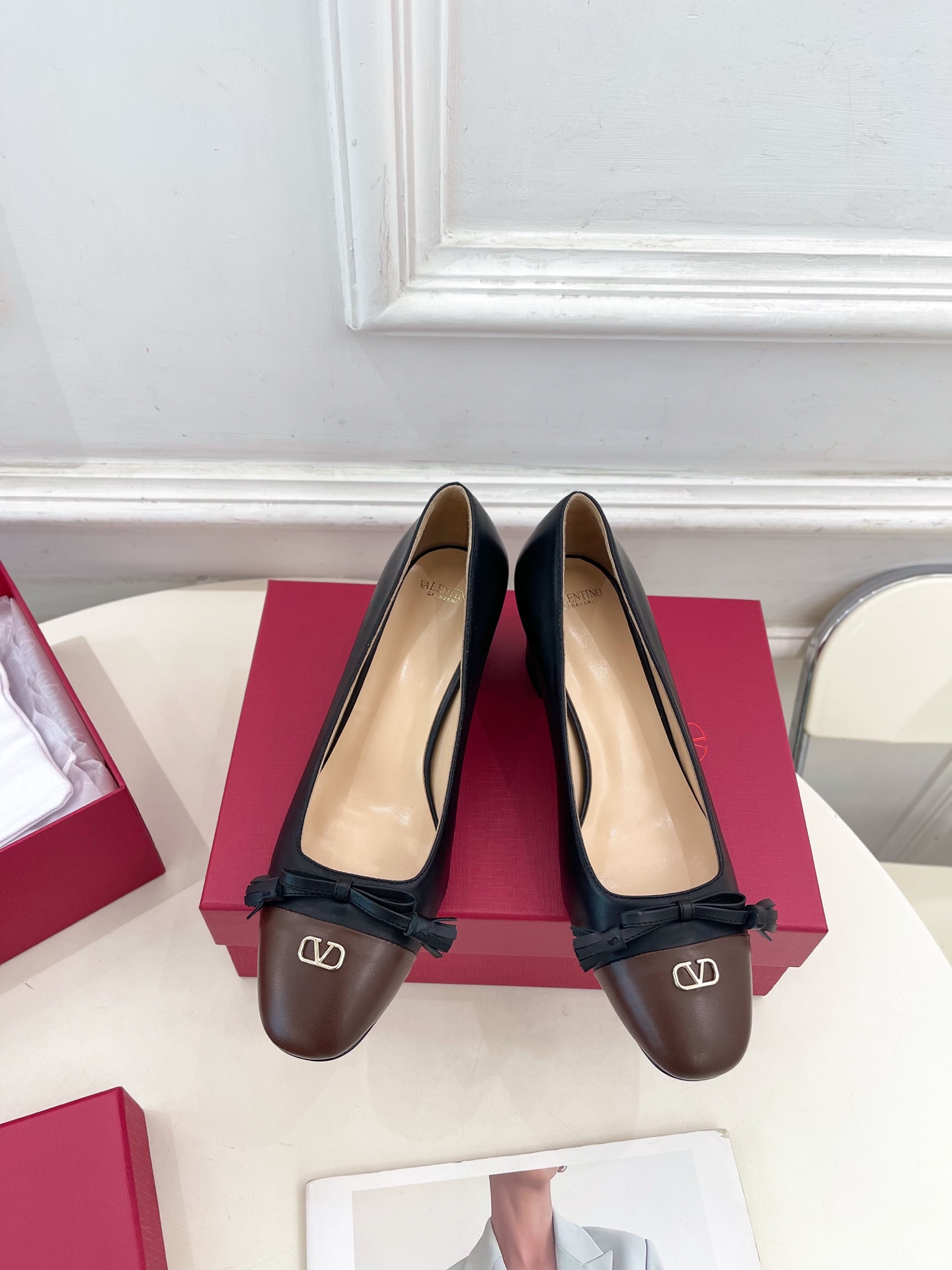 Valentino 华伦天奴 2025春夏新品 VALET DU ROI 双色方头粗跟单鞋上新☑️———