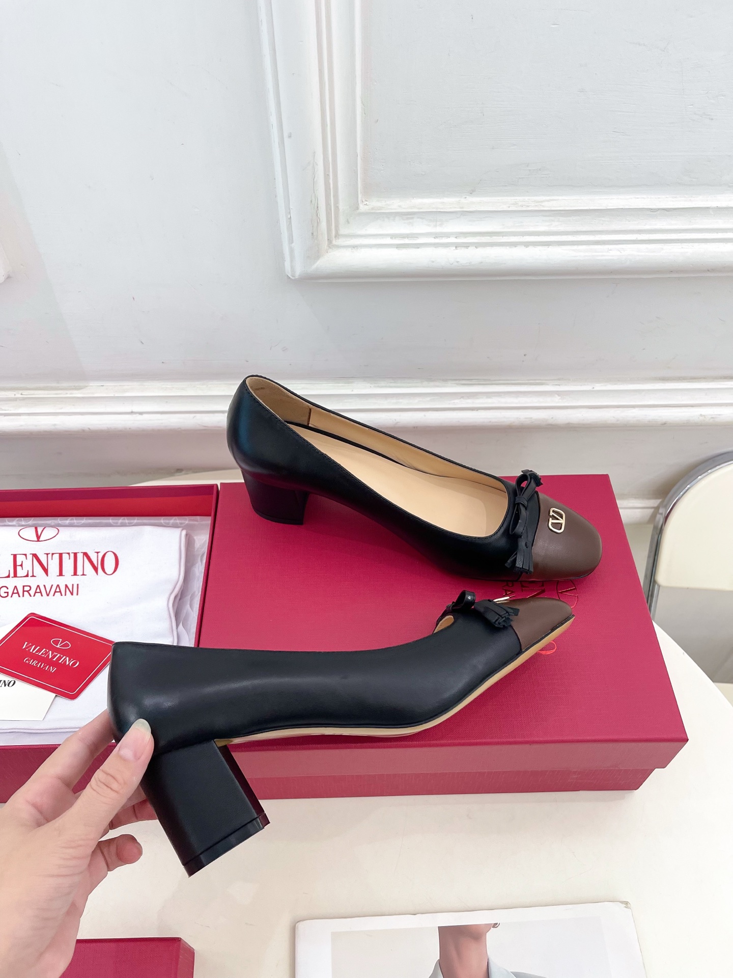 Valentino 华伦天奴 2025春夏新品 VALET DU ROI 双色方头粗跟单鞋上新☑️———