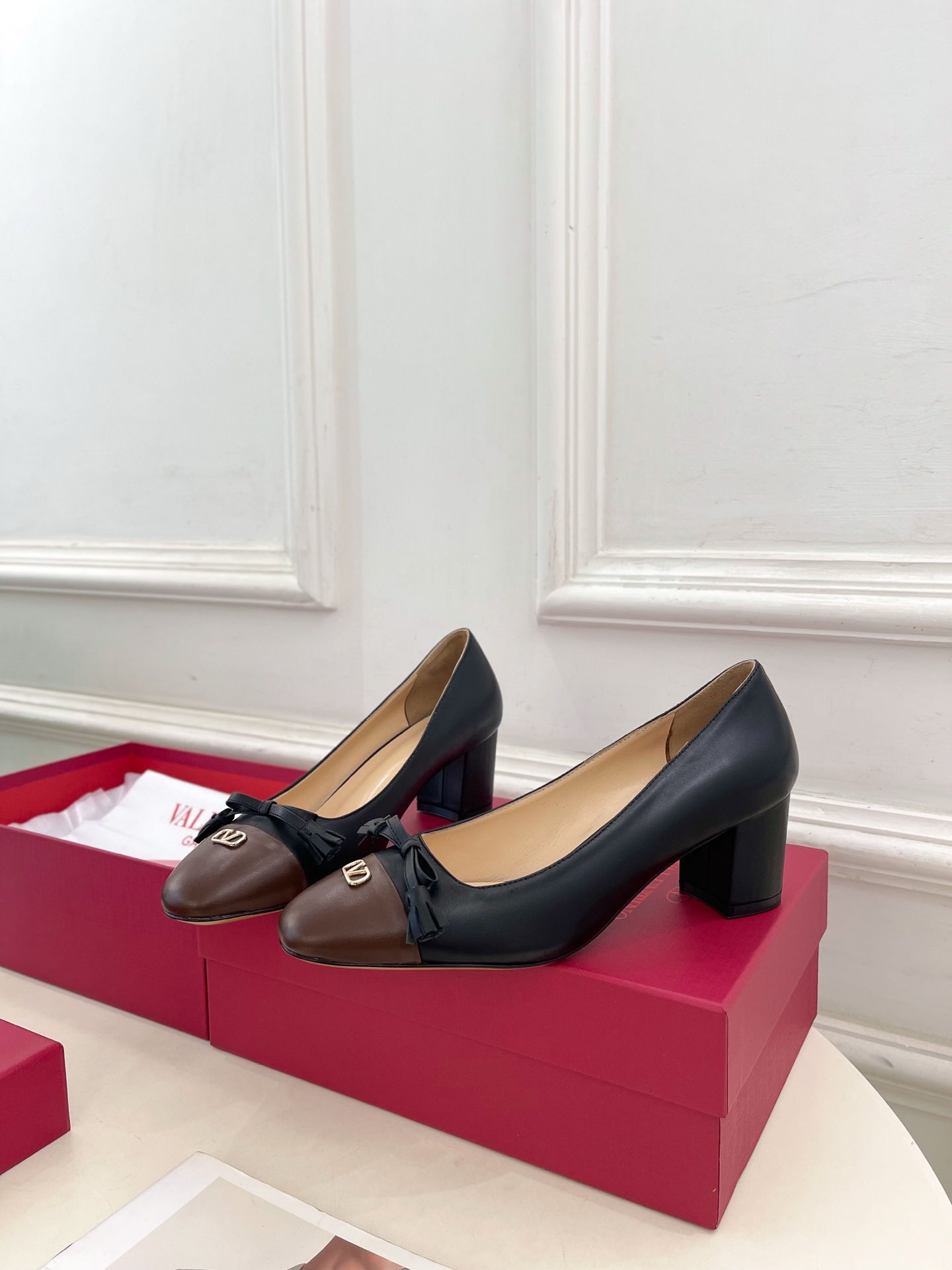 Valentino 华伦天奴 2025春夏新品 VALET DU ROI 双色方头粗跟单鞋上新☑️———