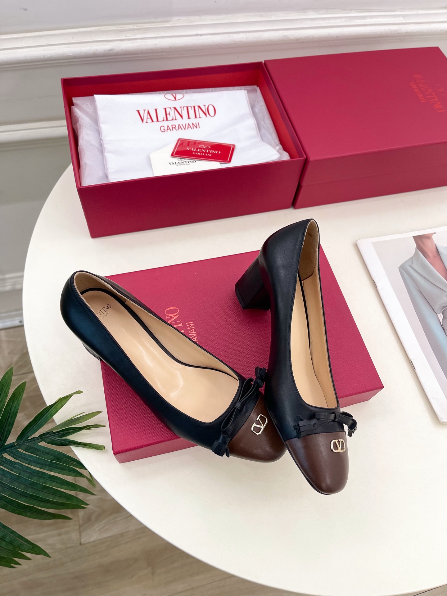 Valentino 华伦天奴 2025春夏新品 VALET DU ROI 双色方头粗跟单鞋上新☑️———