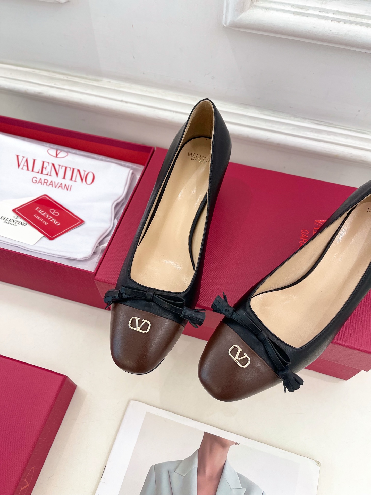 Valentino 华伦天奴 2025春夏新品 VALET DU ROI 双色方头粗跟单鞋上新☑️———