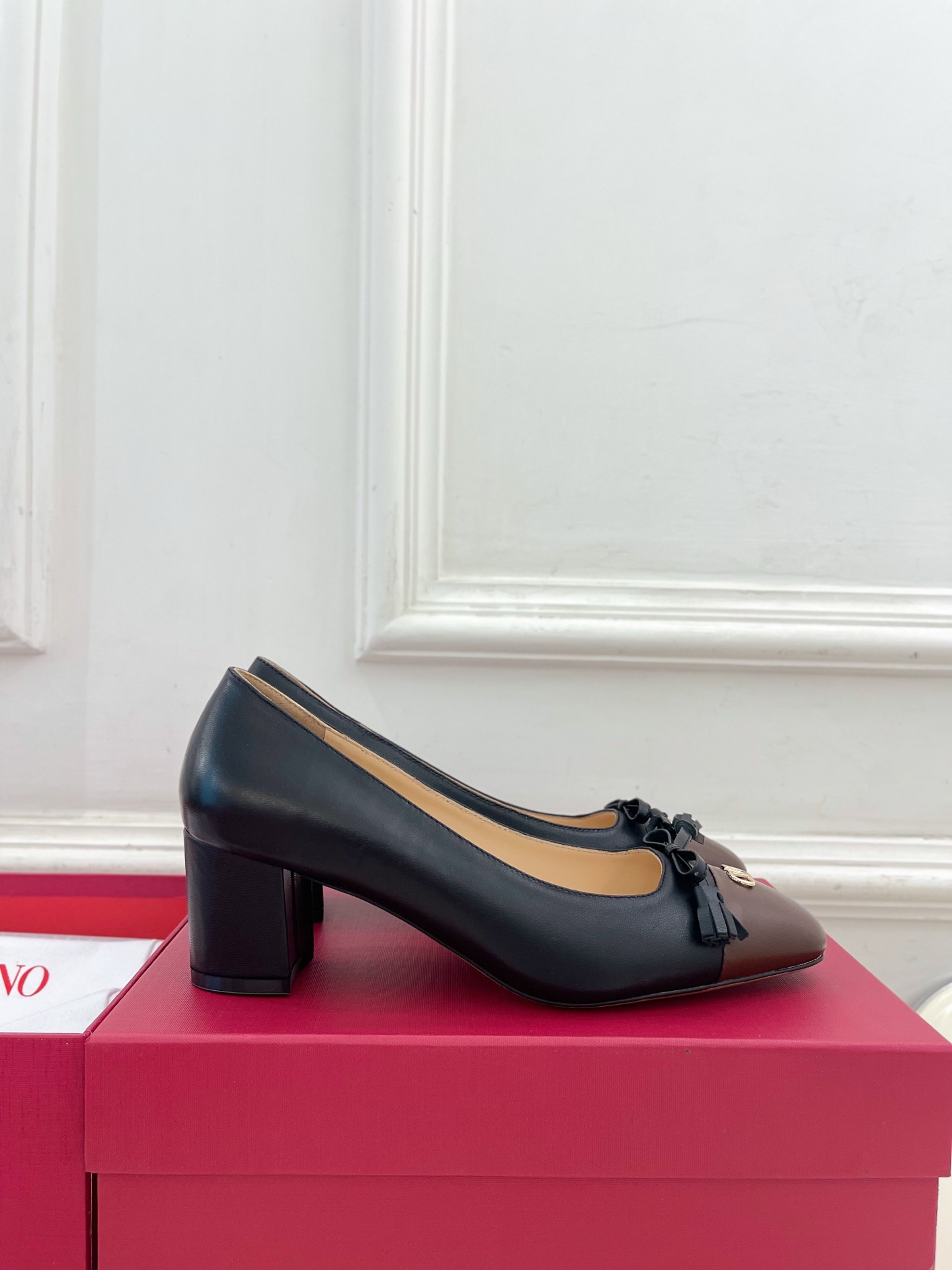 Valentino 华伦天奴 2025春夏新品 VALET DU ROI 双色方头粗跟单鞋上新☑️———