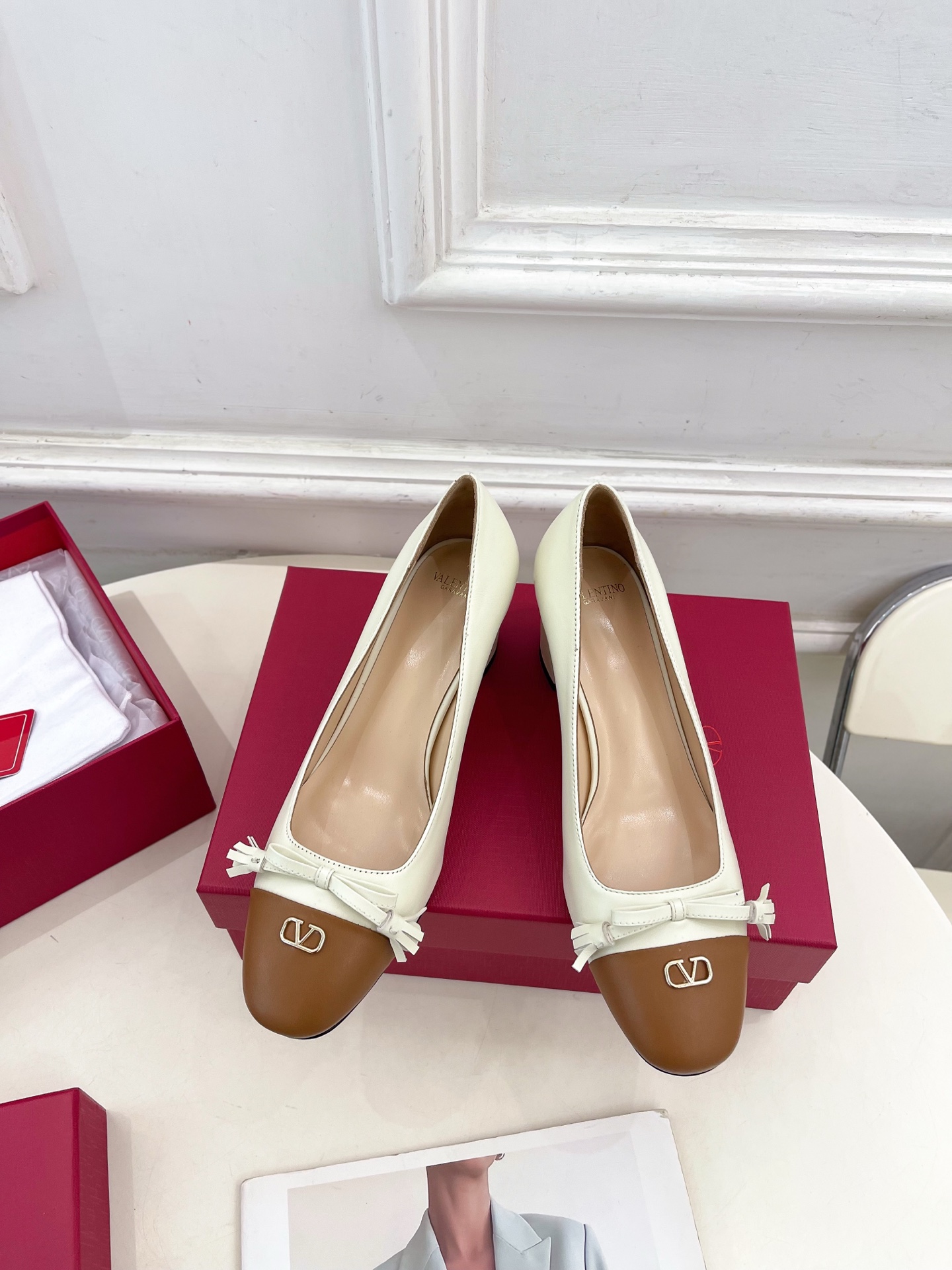 Valentino 华伦天奴 2025春夏新品 VALET DU ROI 双色方头粗跟单鞋上新☑️———