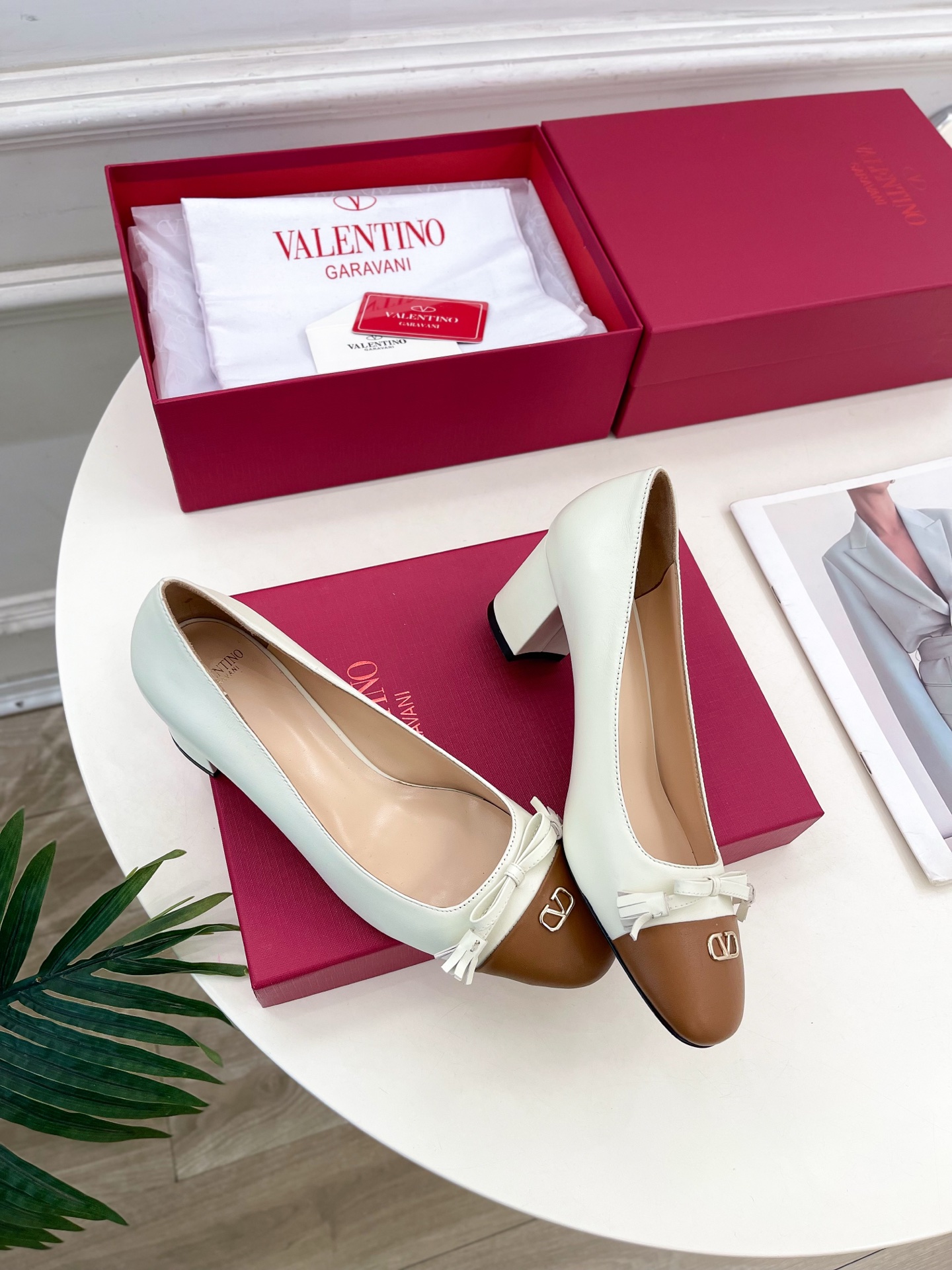 Valentino 华伦天奴 2025春夏新品 VALET DU ROI 双色方头粗跟单鞋上新☑️———