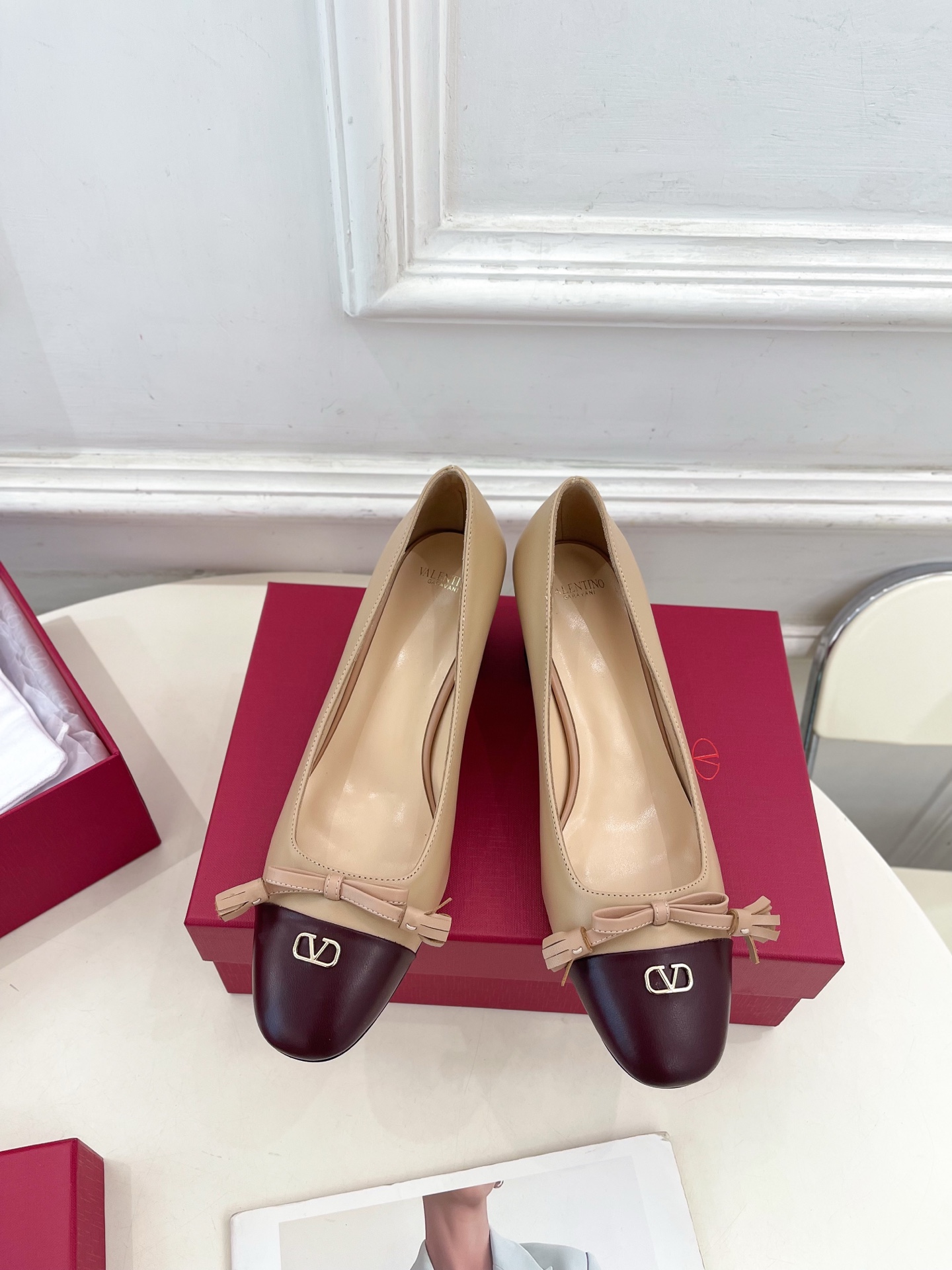 Valentino 华伦天奴 2025春夏新品 VALET DU ROI 双色方头粗跟单鞋上新☑️———