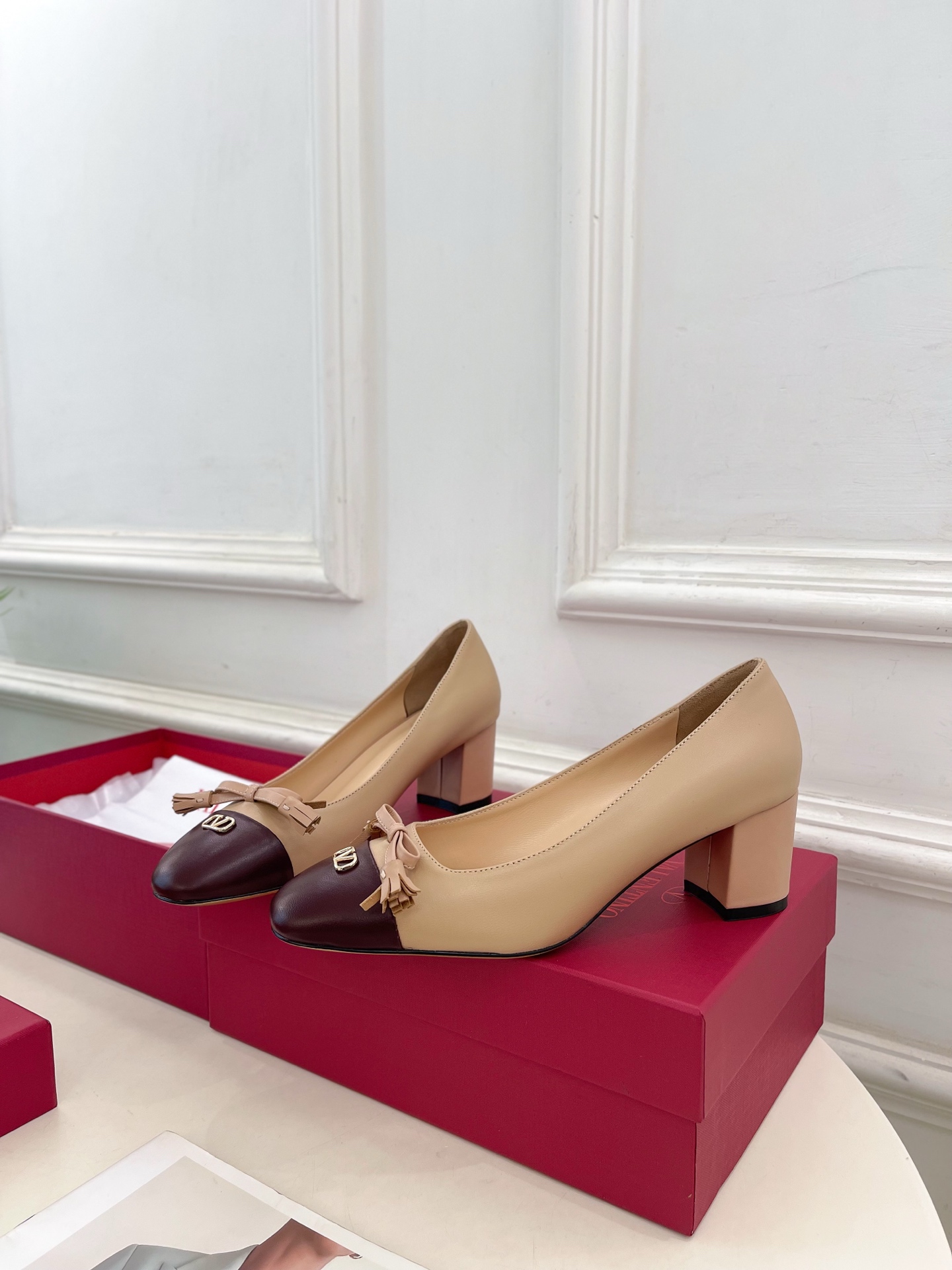 Valentino 华伦天奴 2025春夏新品 VALET DU ROI 双色方头粗跟单鞋上新☑️———