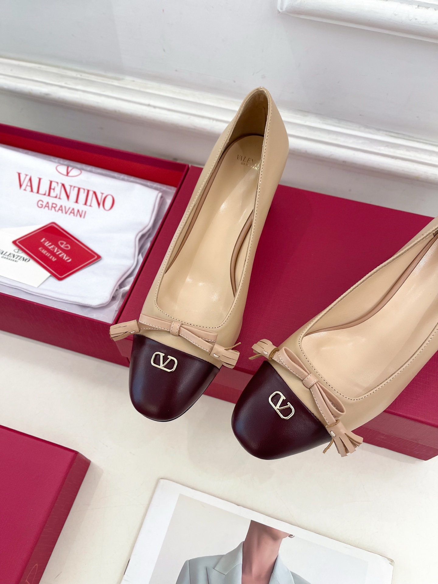 Valentino 华伦天奴 2025春夏新品 VALET DU ROI 双色方头粗跟单鞋上新☑️———