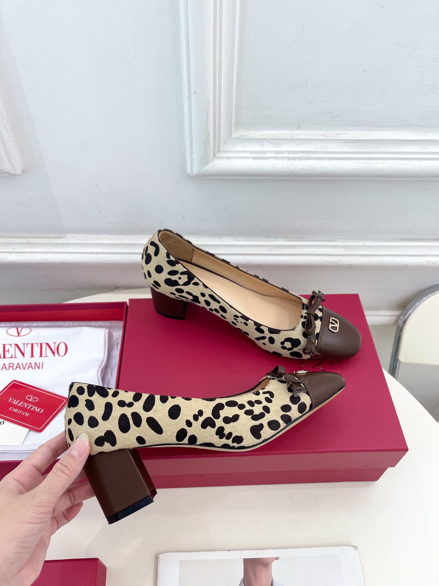 Valentino 华伦天奴 2025春夏新品 VALET DU ROI 双色方头粗跟单鞋上新☑️———