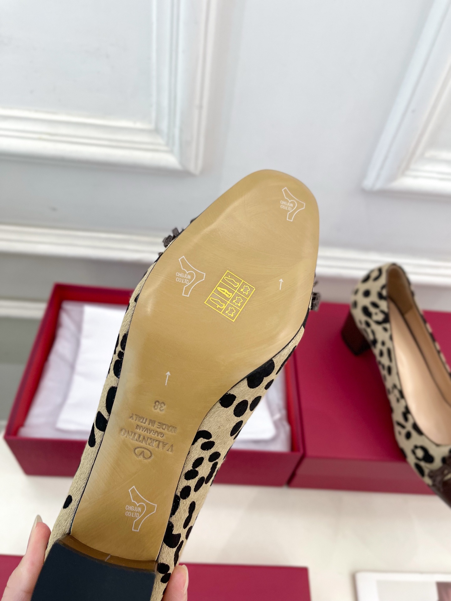 Valentino 华伦天奴 2025春夏新品 VALET DU ROI 双色方头粗跟单鞋上新☑️———