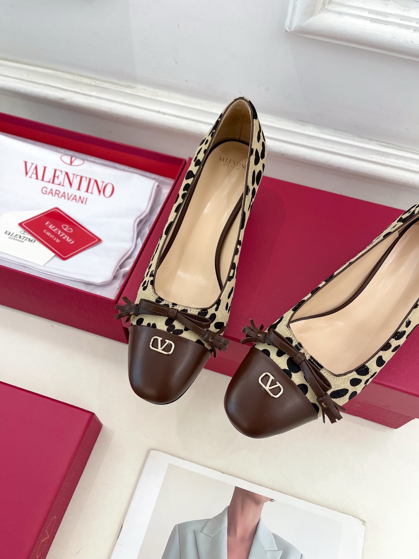 Valentino 华伦天奴 2025春夏新品 VALET DU ROI 双色方头粗跟单鞋上新☑️———