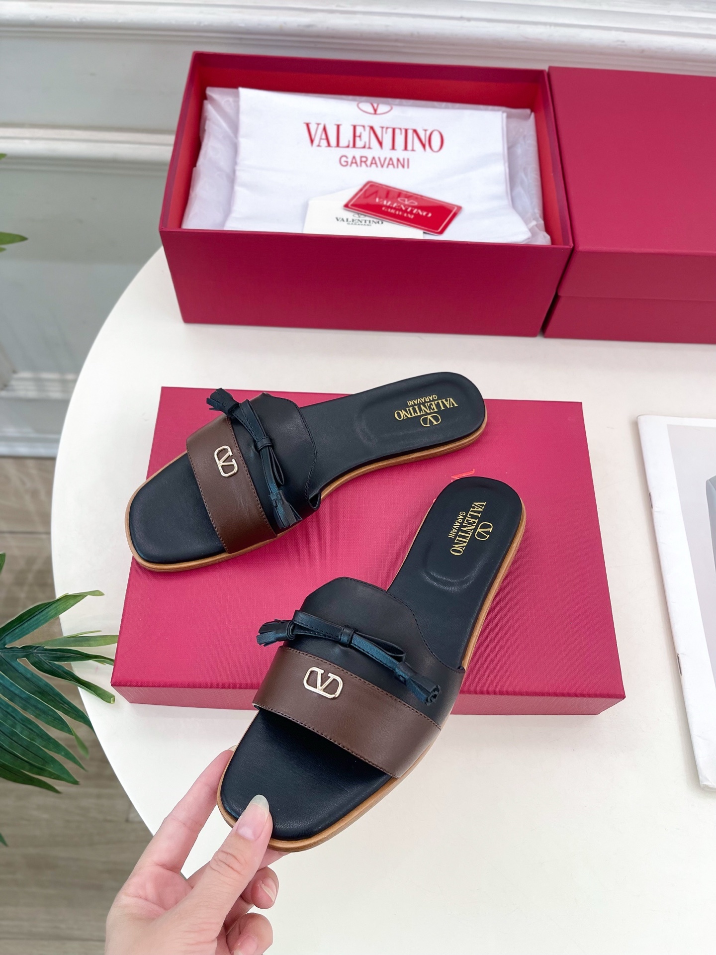 Valentino 华伦天奴 2025 SS春夏新品 V扣蝴蝶结拼色拖鞋 上新☑️———————————