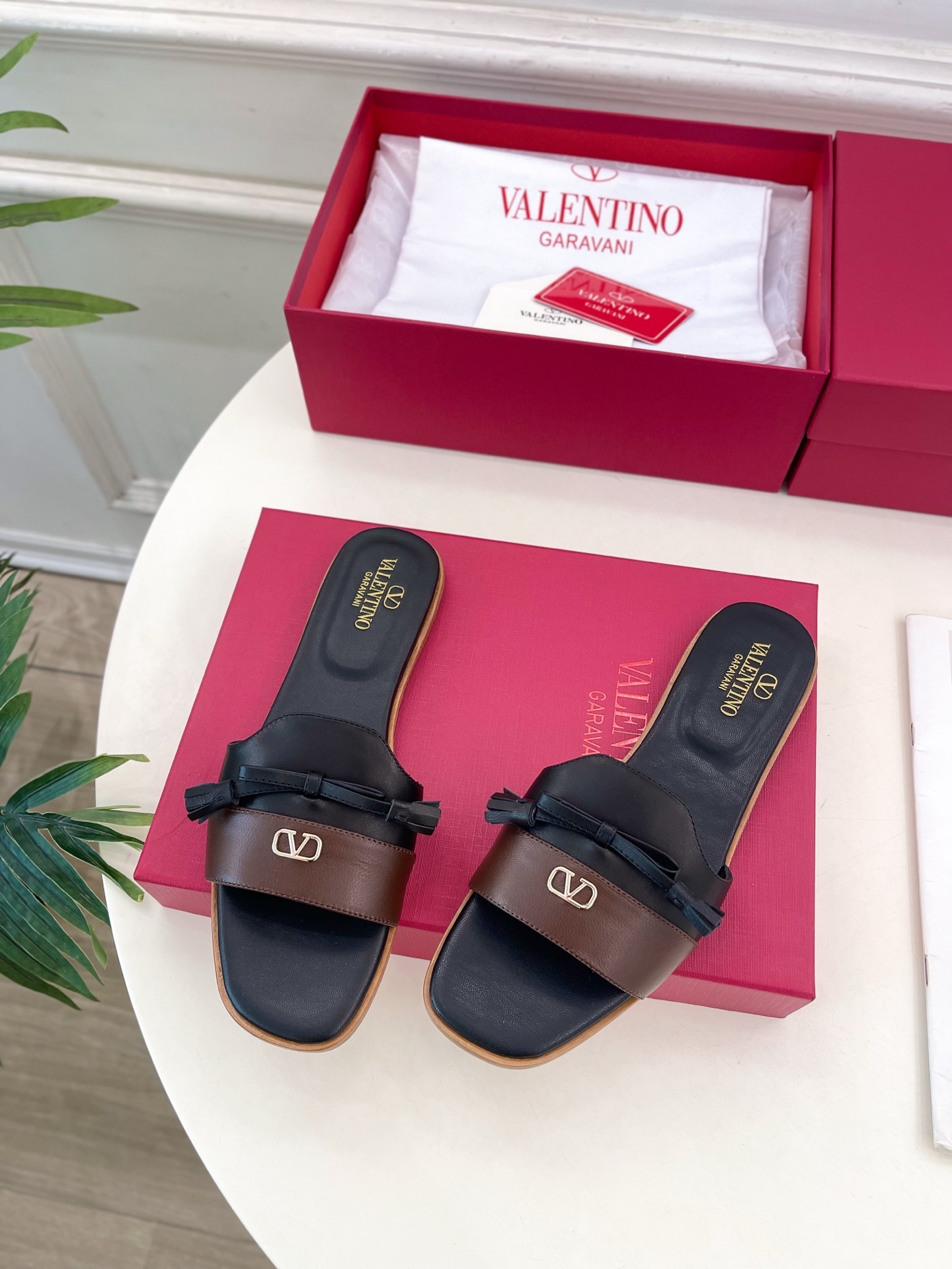 Valentino 华伦天奴 2025 SS春夏新品 V扣蝴蝶结拼色拖鞋 上新☑️———————————