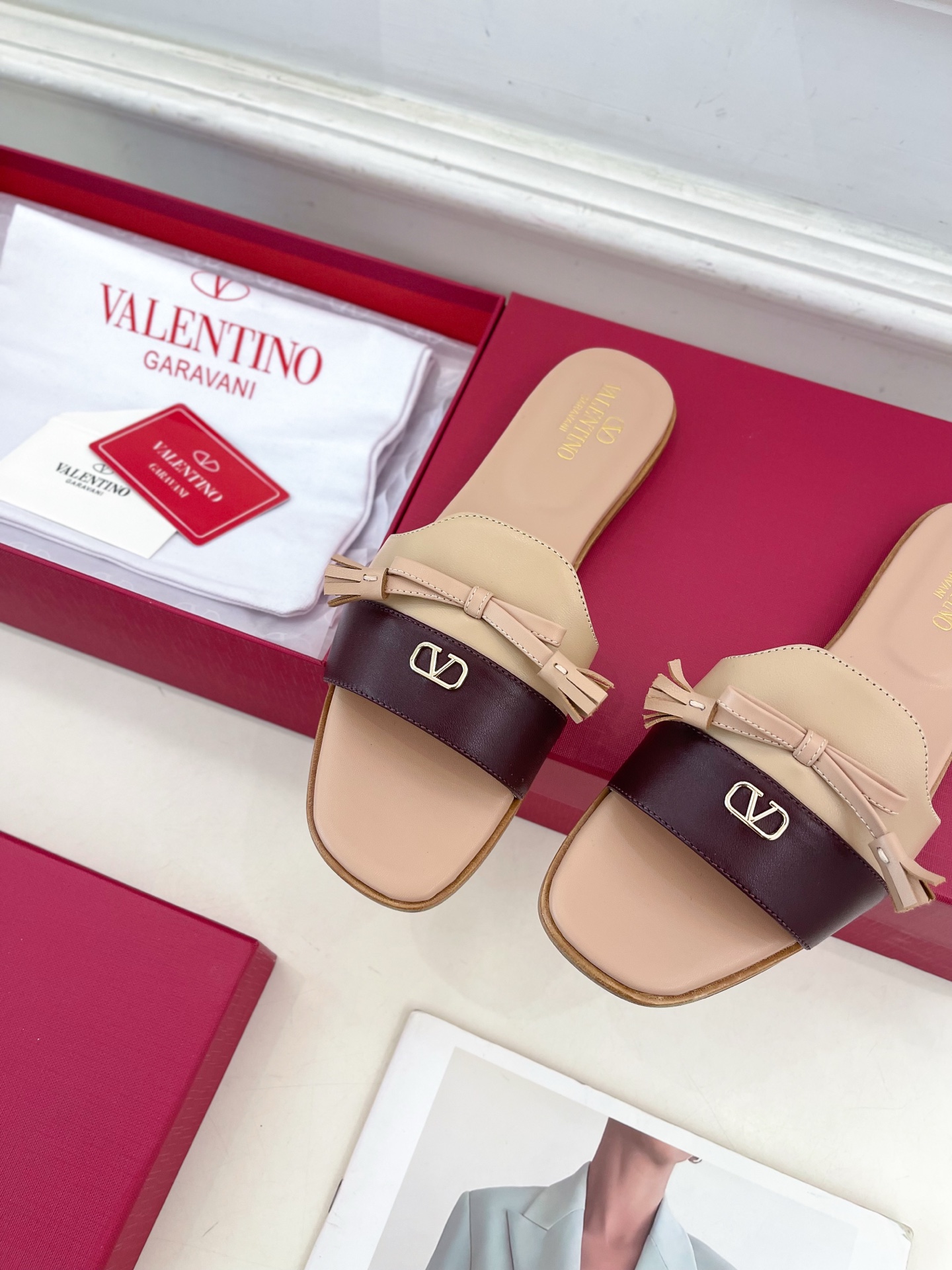 Valentino 华伦天奴 2025 SS春夏新品 V扣蝴蝶结拼色拖鞋 上新☑️———————————