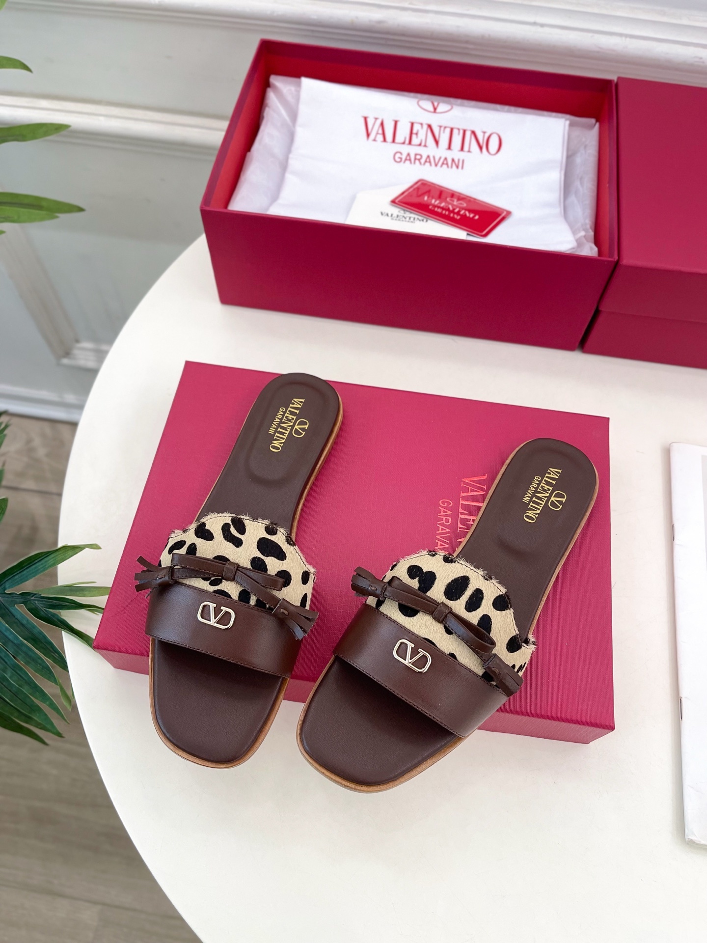 Valentino 华伦天奴 2025 SS春夏新品 V扣蝴蝶结拼色拖鞋 上新☑️———————————
