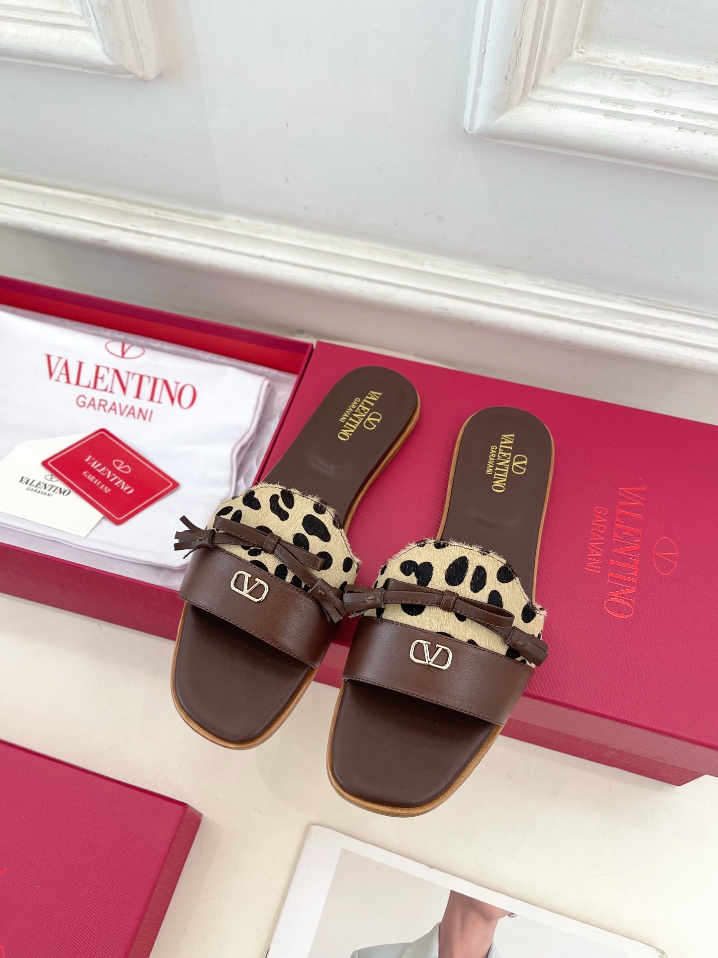 Valentino 华伦天奴 2025 SS春夏新品 V扣蝴蝶结拼色拖鞋 上新☑️———————————