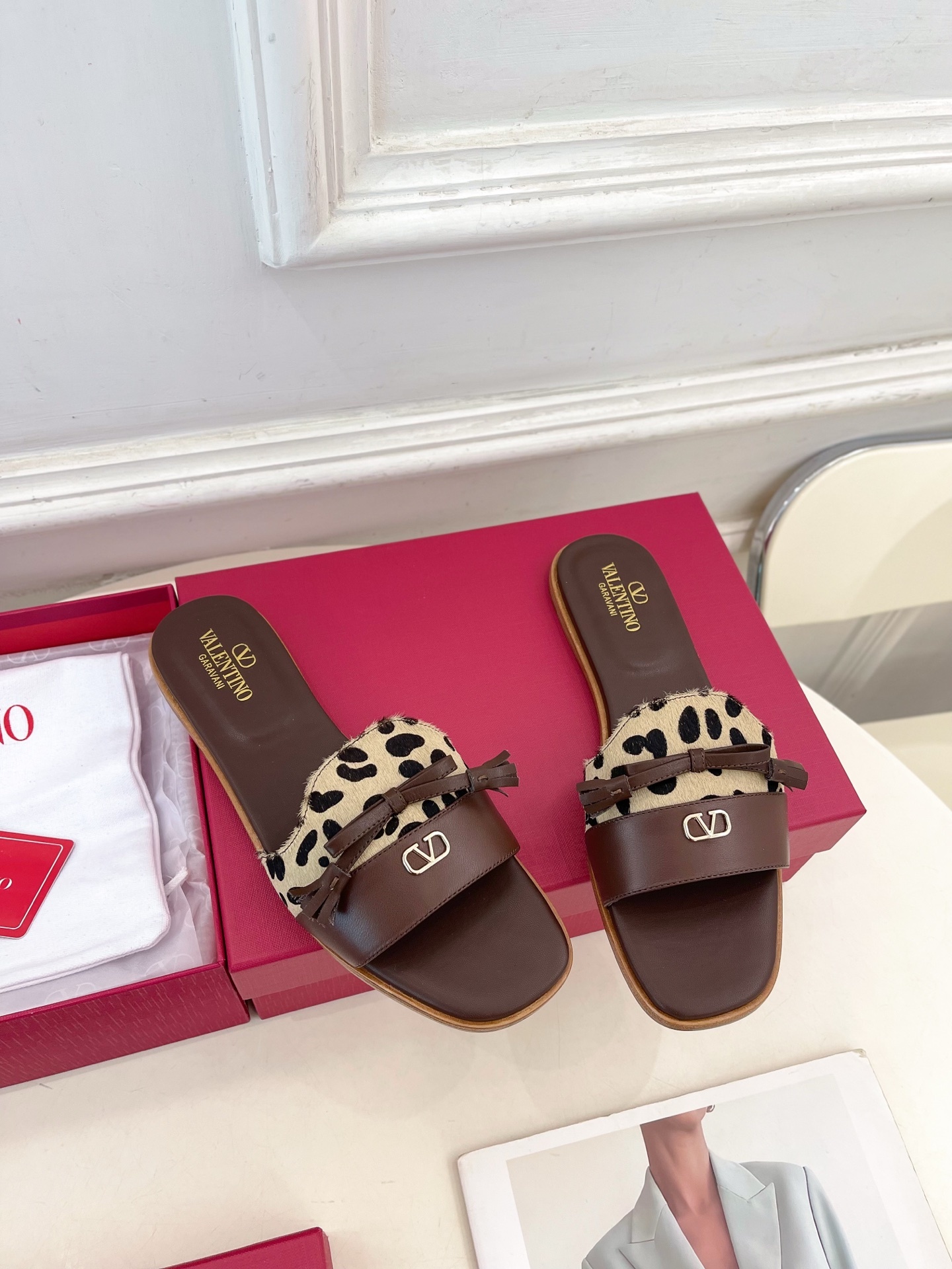 Valentino 华伦天奴 2025 SS春夏新品 V扣蝴蝶结拼色拖鞋 上新☑️———————————