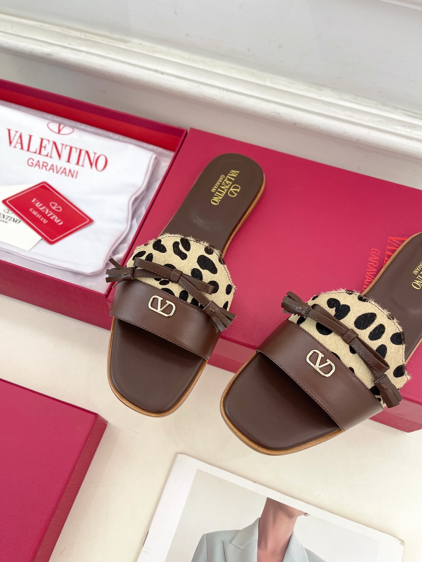 Valentino 华伦天奴 2025 SS春夏新品 V扣蝴蝶结拼色拖鞋 上新☑️———————————