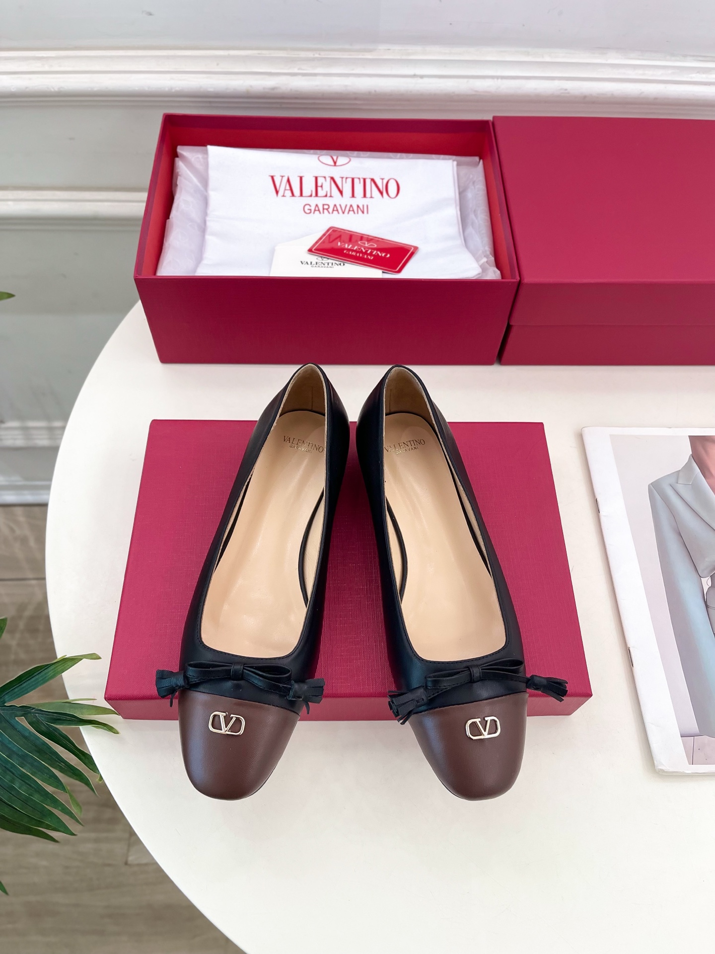 Valentino 华伦天奴 2025春夏新品 VALET DU ROI 双色芭蕾舞平底鞋上新☑️———