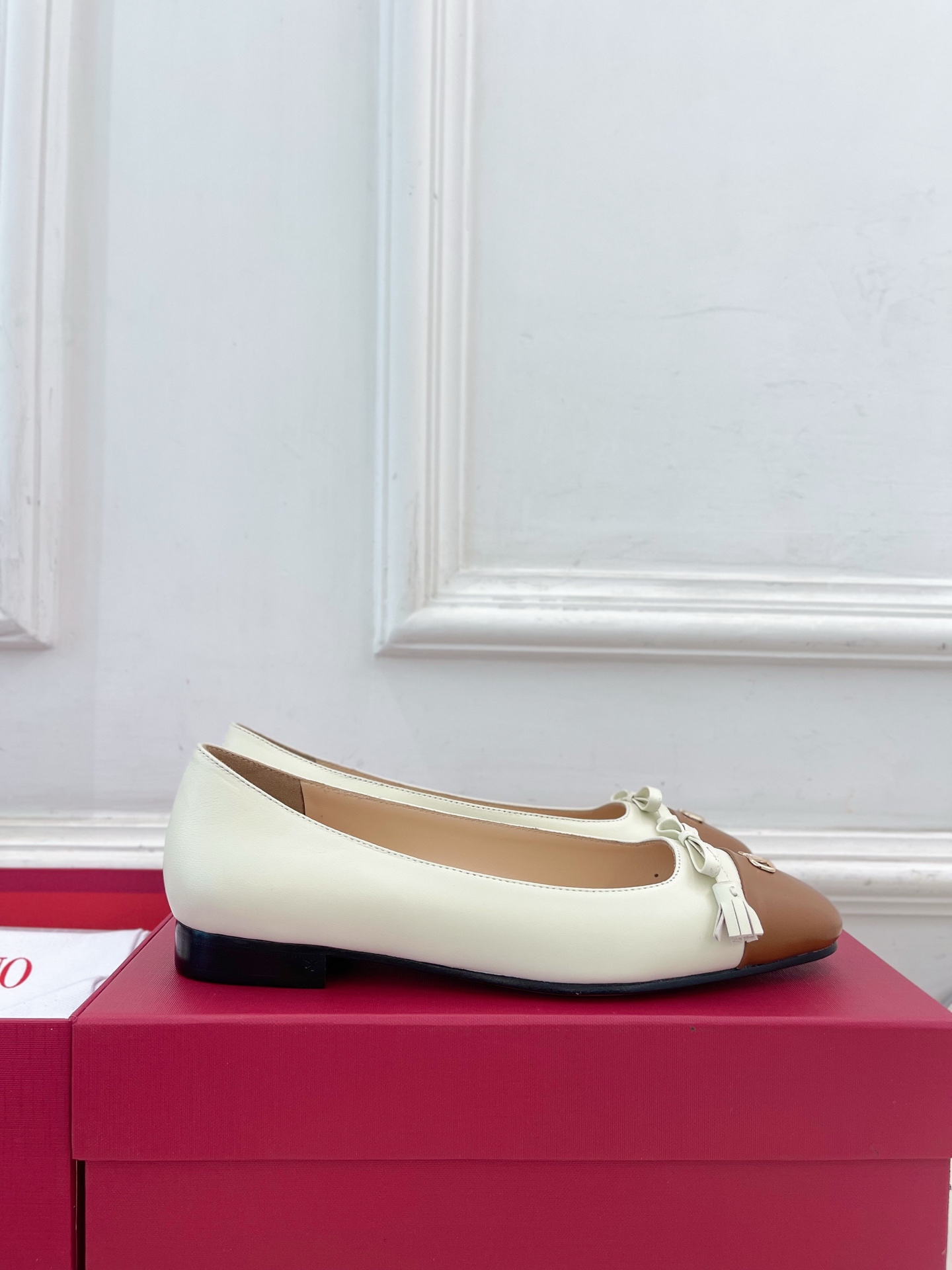 Valentino 华伦天奴 2025春夏新品 VALET DU ROI 双色芭蕾舞平底鞋上新☑️———
