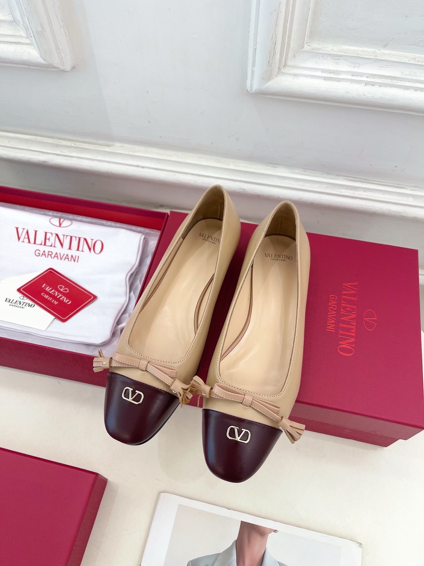 Valentino 华伦天奴 2025春夏新品 VALET DU ROI 双色芭蕾舞平底鞋上新☑️———