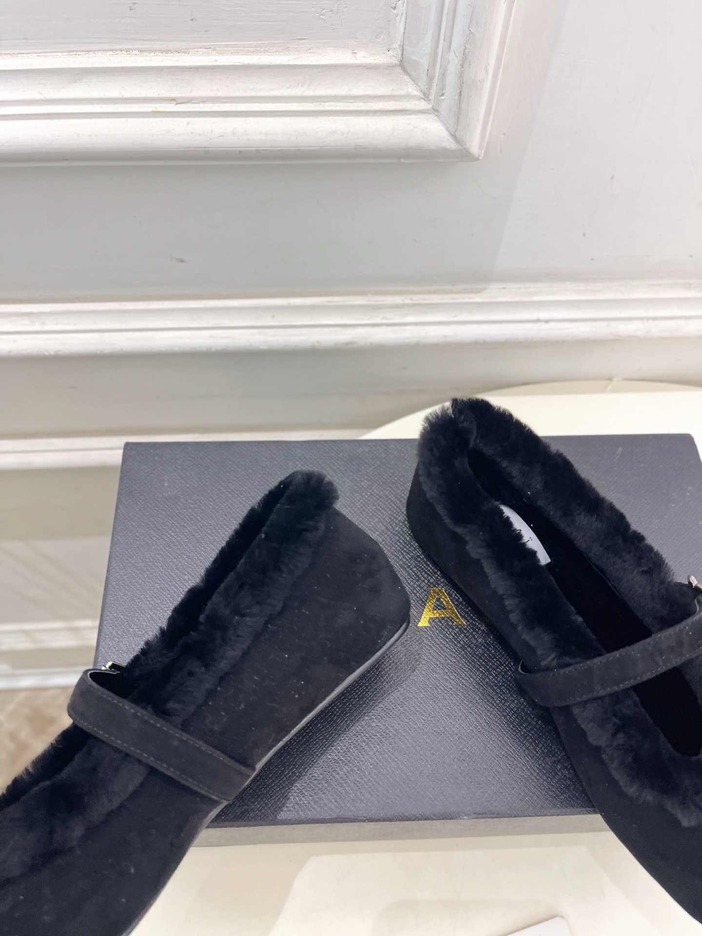 ALAÏA 阿莱亚25SS春夏新品玛丽珍毛毛鞋—————————Alaïa作为这两年最受欢迎的鬼才设计师