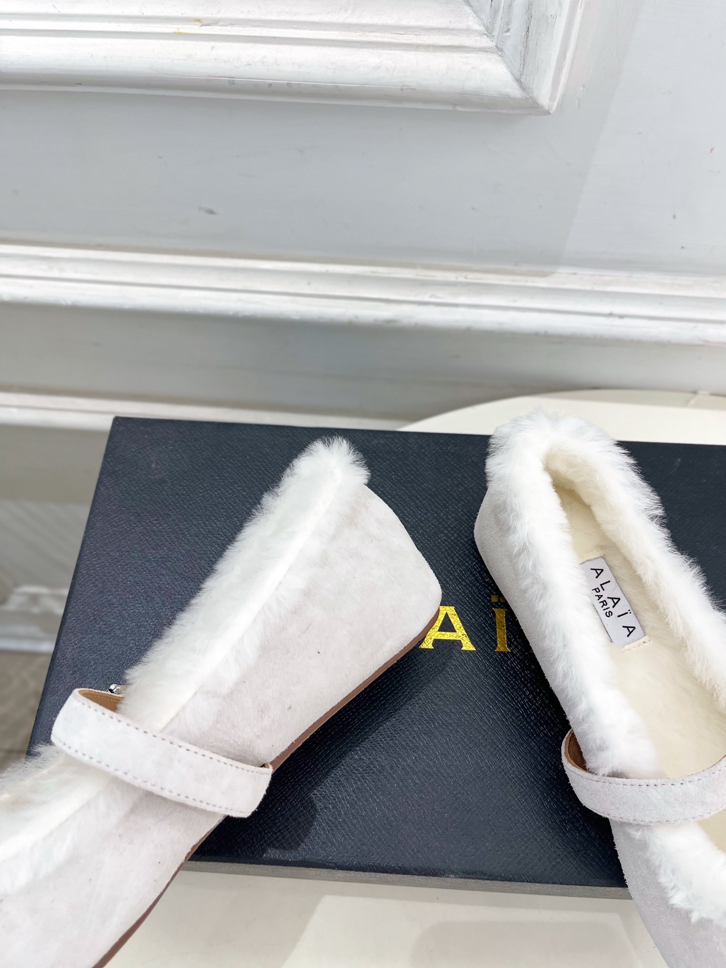ALAÏA 阿莱亚25SS春夏新品玛丽珍毛毛鞋—————————Alaïa作为这两年最受欢迎的鬼才设计师