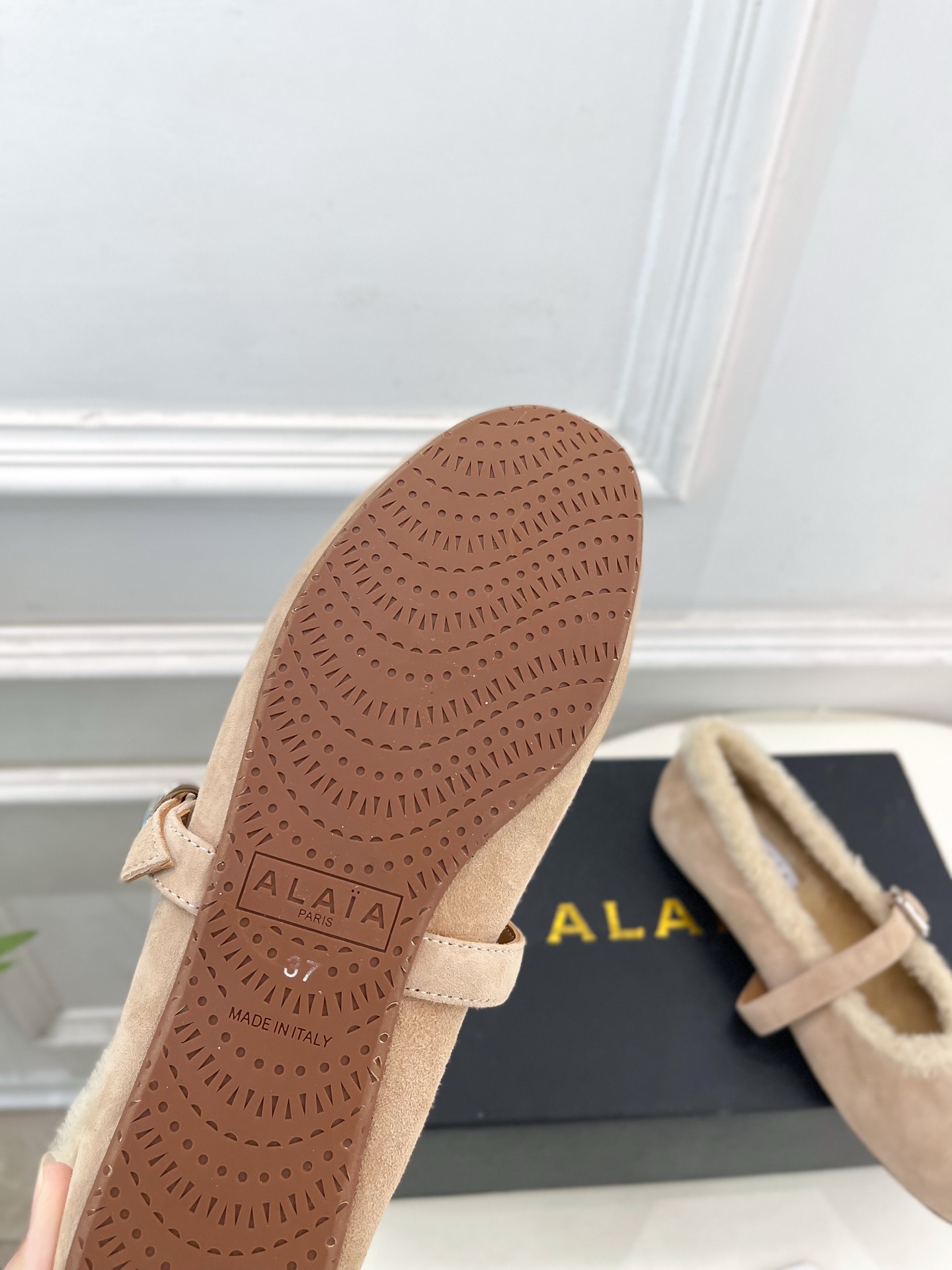 ALAÏA 阿莱亚25SS春夏新品玛丽珍毛毛鞋—————————Alaïa作为这两年最受欢迎的鬼才设计师