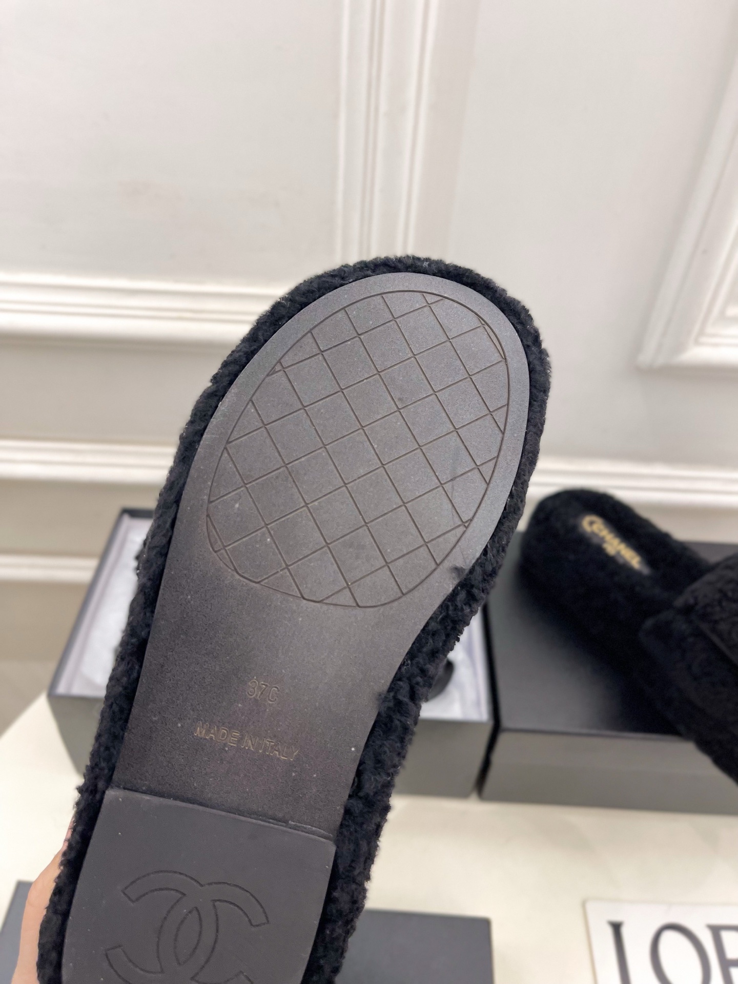 𝐂𝐇𝐀𝐍𝐄𝐋 | 小香 25𝐬𝐬 🦋2025 秋冬新品 专柜经典款 小香经典书包扣翻盖厚底毛毛拖鞋系列上