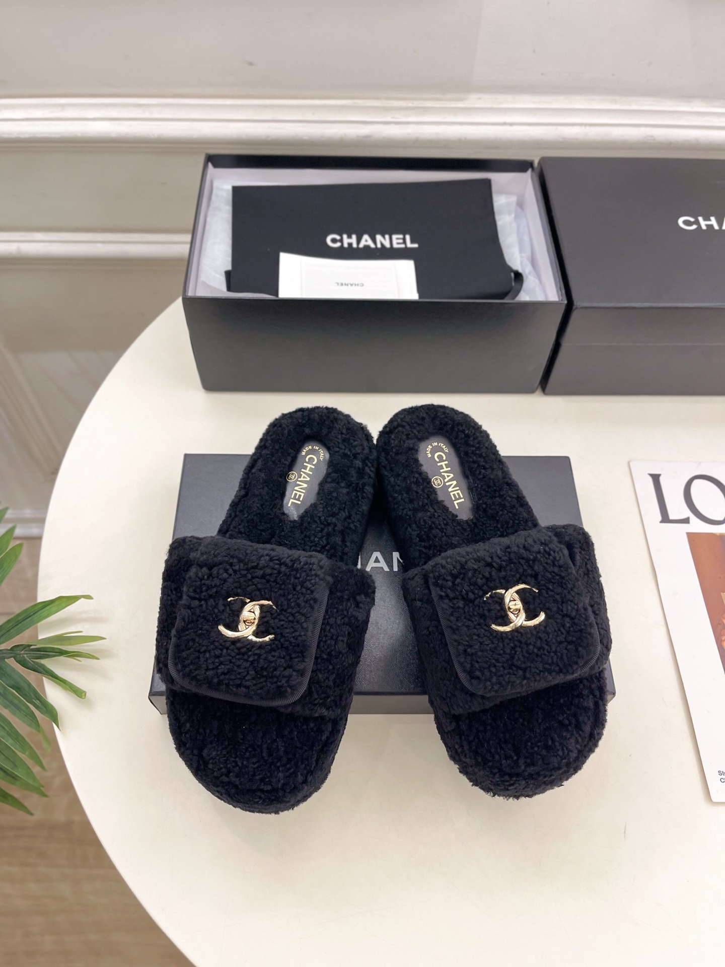 𝐂𝐇𝐀𝐍𝐄𝐋 | 小香 25𝐬𝐬 🦋2025 秋冬新品 专柜经典款 小香经典书包扣翻盖厚底毛毛拖鞋系列上