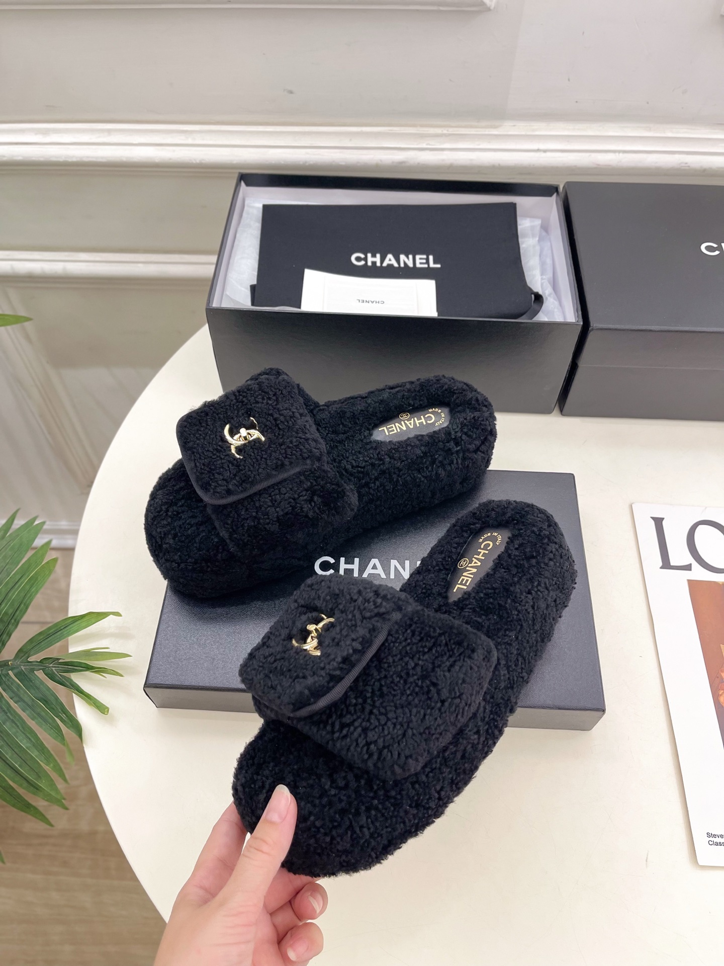 𝐂𝐇𝐀𝐍𝐄𝐋 | 小香 25𝐬𝐬 🦋2025 秋冬新品 专柜经典款 小香经典书包扣翻盖厚底毛毛拖鞋系列上