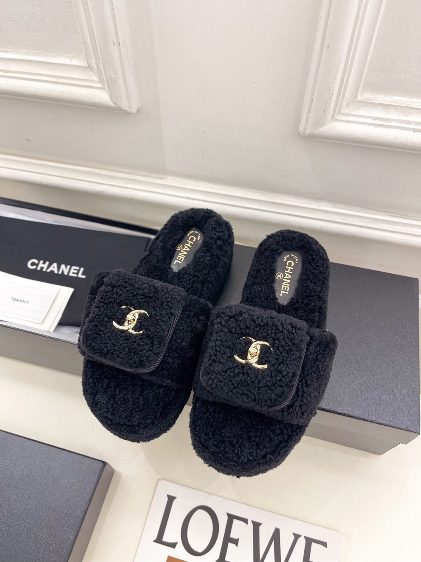 𝐂𝐇𝐀𝐍𝐄𝐋 | 小香 25𝐬𝐬 🦋2025 秋冬新品 专柜经典款 小香经典书包扣翻盖厚底毛毛拖鞋系列上