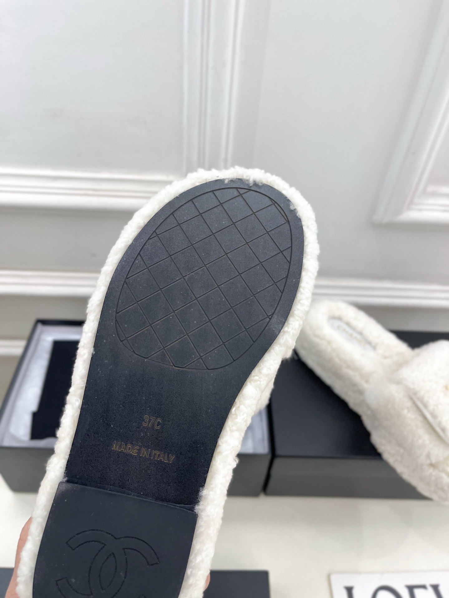 𝐂𝐇𝐀𝐍𝐄𝐋 | 小香 25𝐬𝐬 🦋2025 秋冬新品 专柜经典款 小香经典书包扣翻盖厚底毛毛拖鞋系列上