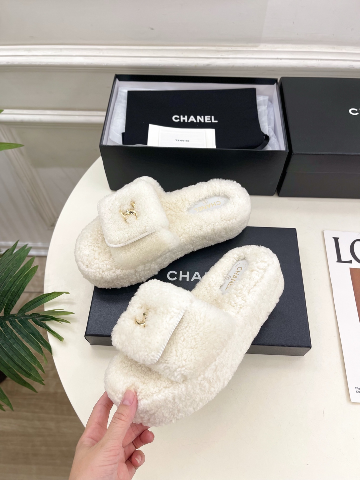 𝐂𝐇𝐀𝐍𝐄𝐋 | 小香 25𝐬𝐬 🦋2025 秋冬新品 专柜经典款 小香经典书包扣翻盖厚底毛毛拖鞋系列上