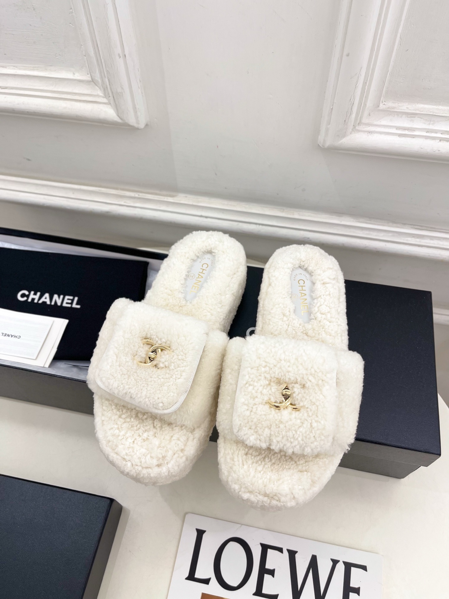 𝐂𝐇𝐀𝐍𝐄𝐋 | 小香 25𝐬𝐬 🦋2025 秋冬新品 专柜经典款 小香经典书包扣翻盖厚底毛毛拖鞋系列上