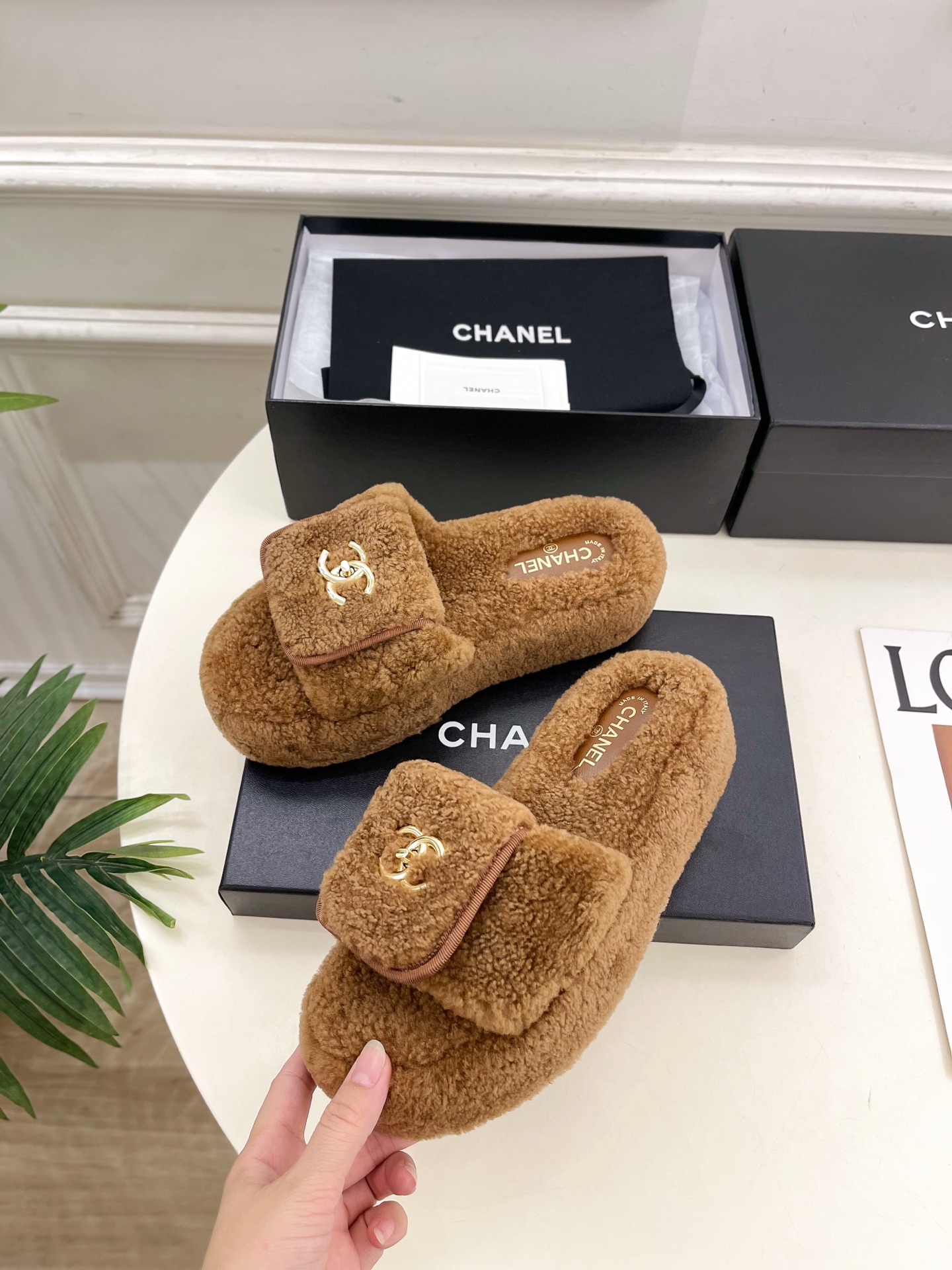 𝐂𝐇𝐀𝐍𝐄𝐋 | 小香 25𝐬𝐬 🦋2025 秋冬新品 专柜经典款 小香经典书包扣翻盖厚底毛毛拖鞋系列上