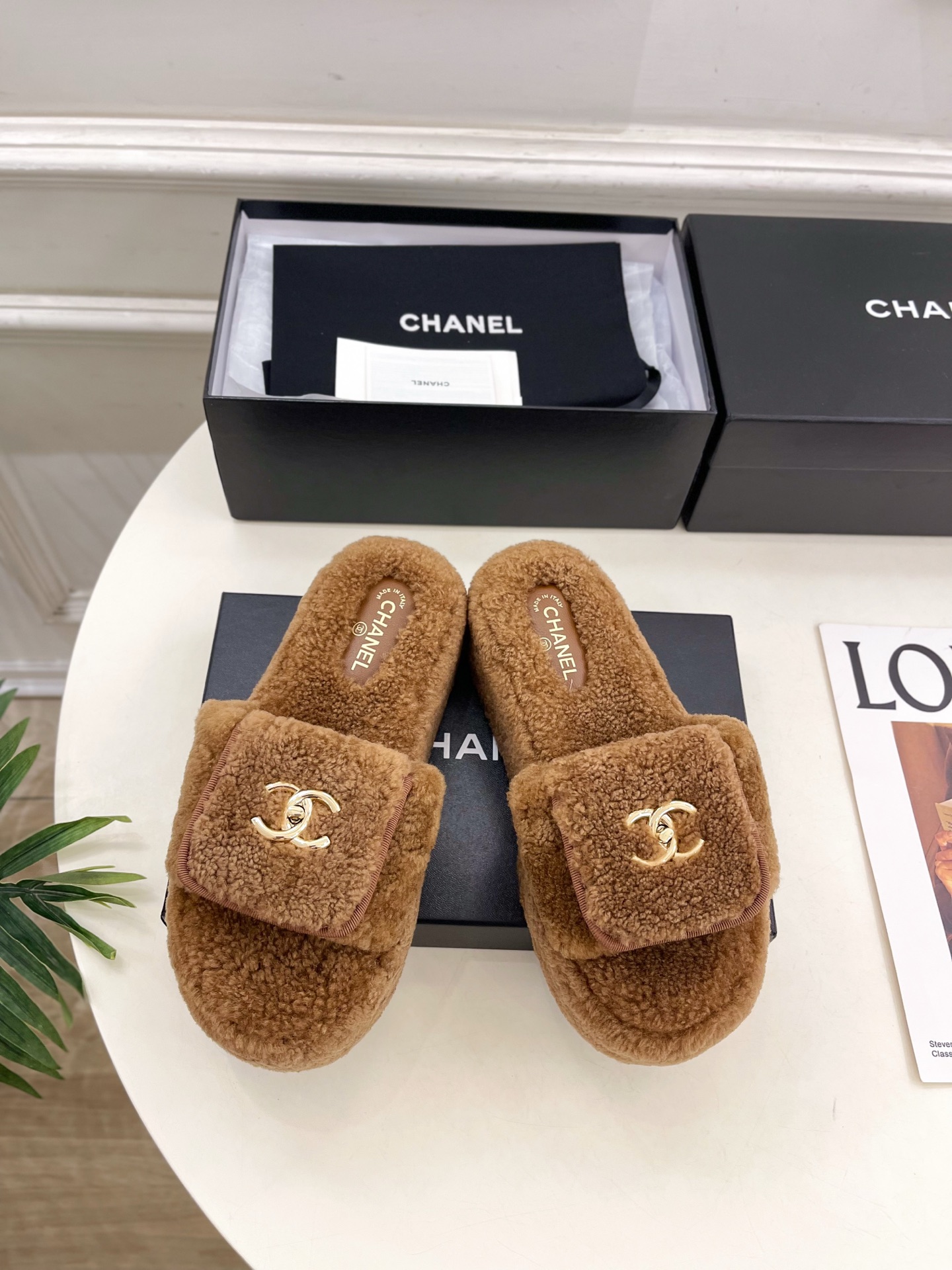 𝐂𝐇𝐀𝐍𝐄𝐋 | 小香 25𝐬𝐬 🦋2025 秋冬新品 专柜经典款 小香经典书包扣翻盖厚底毛毛拖鞋系列上