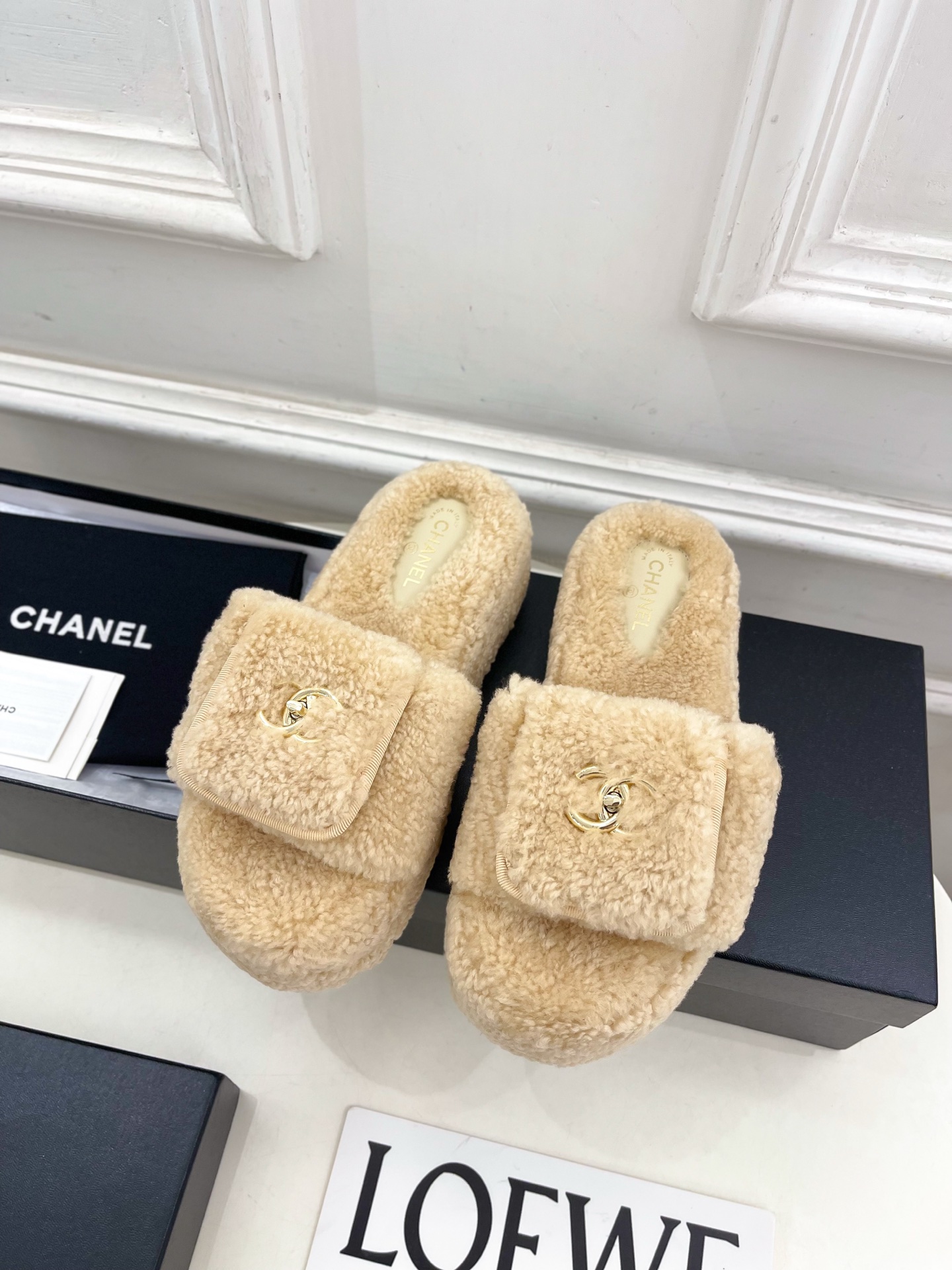𝐂𝐇𝐀𝐍𝐄𝐋 | 小香 25𝐬𝐬 🦋2025 秋冬新品 专柜经典款 小香经典书包扣翻盖厚底毛毛拖鞋系列上
