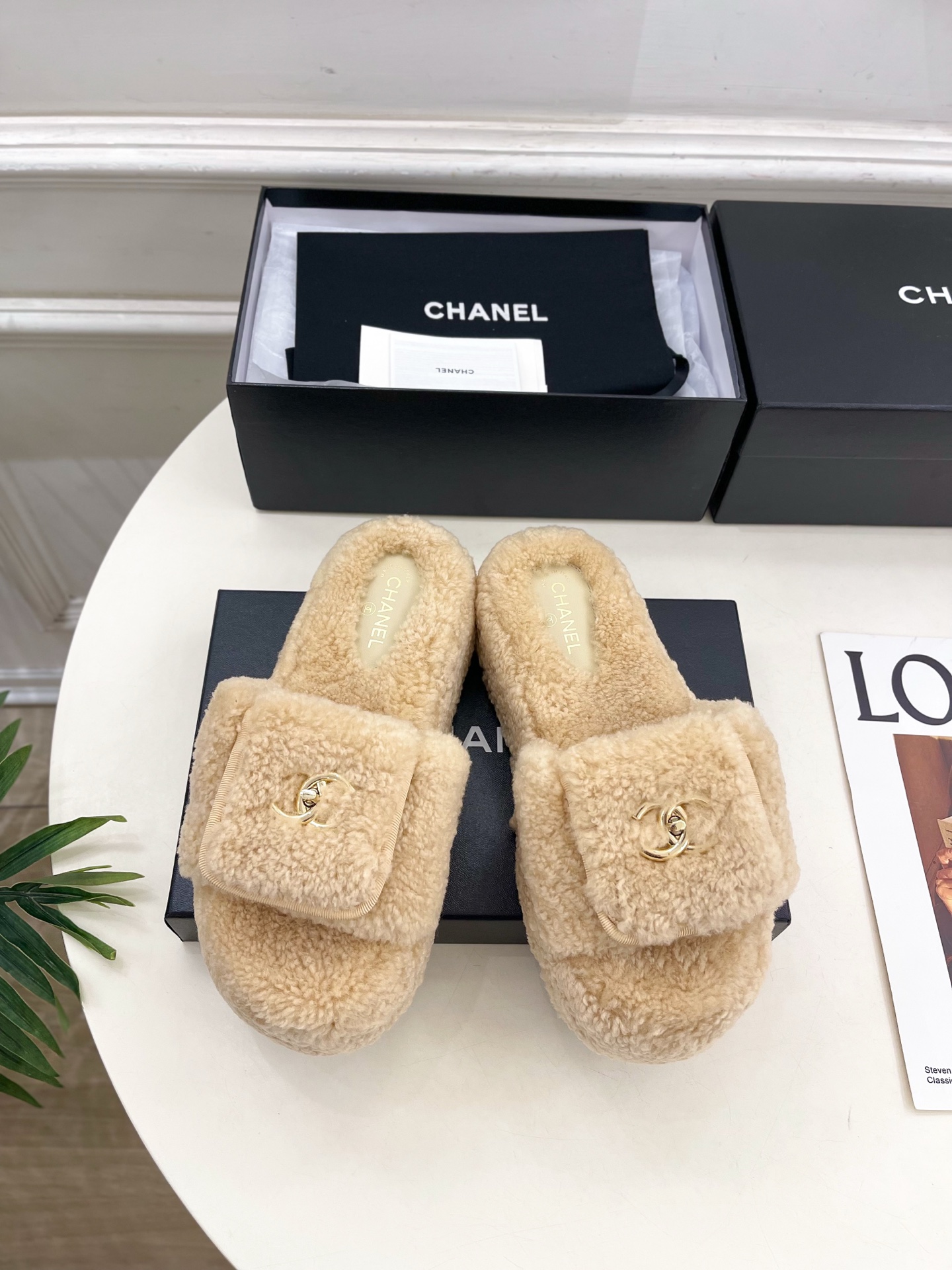 𝐂𝐇𝐀𝐍𝐄𝐋 | 小香 25𝐬𝐬 🦋2025 秋冬新品 专柜经典款 小香经典书包扣翻盖厚底毛毛拖鞋系列上