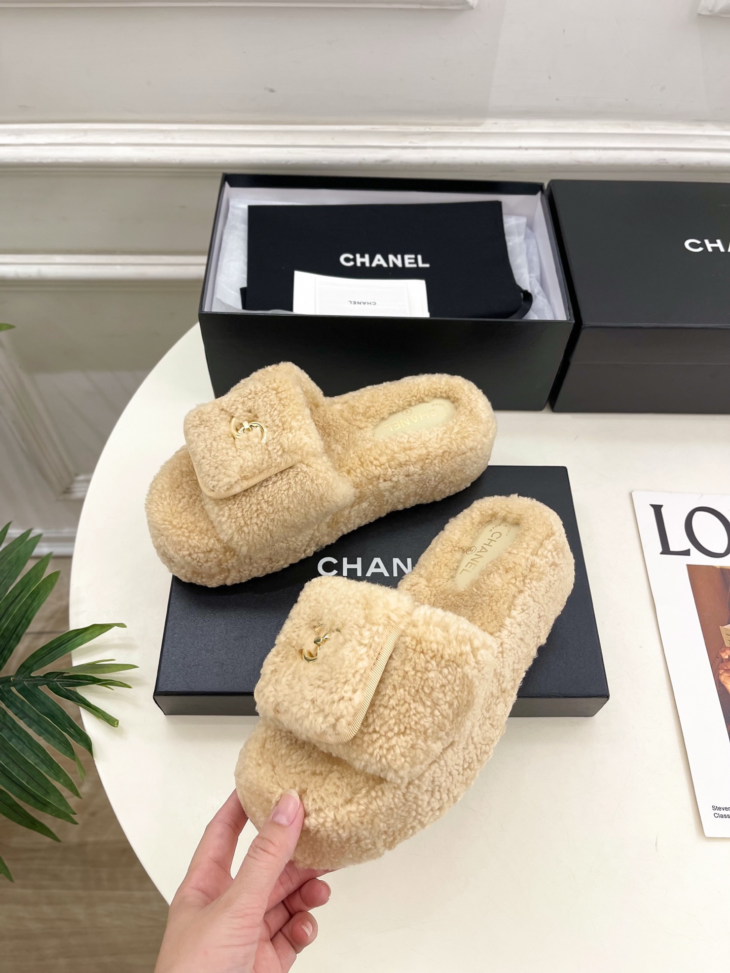 𝐂𝐇𝐀𝐍𝐄𝐋 | 小香 25𝐬𝐬 🦋2025 秋冬新品 专柜经典款 小香经典书包扣翻盖厚底毛毛拖鞋系列上