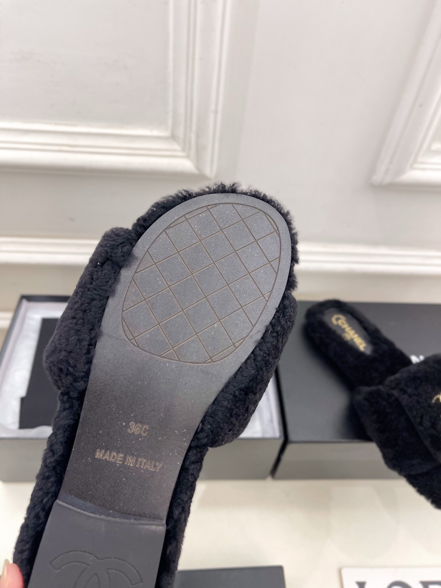 𝐂𝐇𝐀𝐍𝐄𝐋 | 小香 25𝐬𝐬 🦋2025 秋冬新品 专柜经典款 小香经典书包扣翻盖厚底毛毛拖鞋系列上