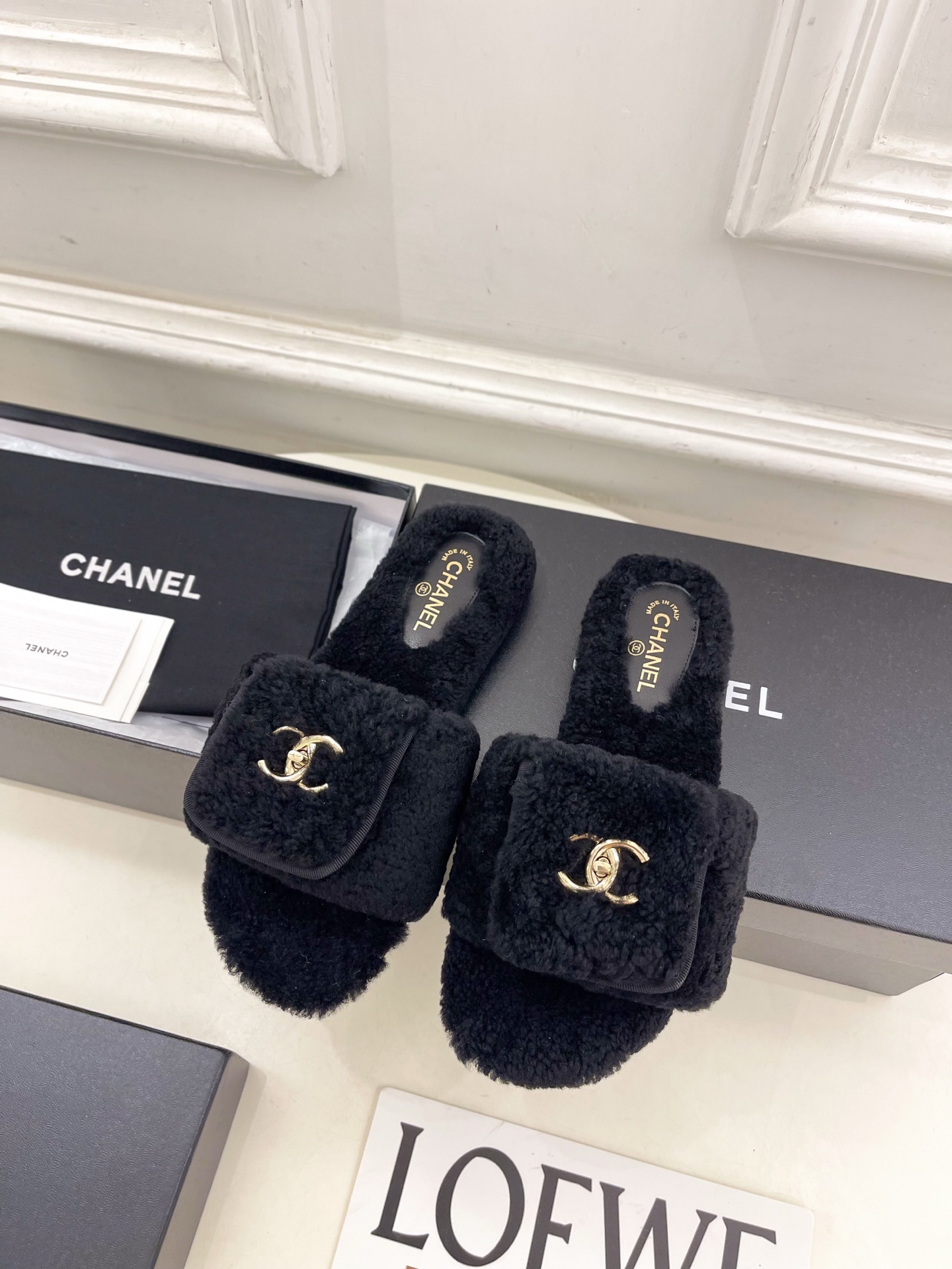 𝐂𝐇𝐀𝐍𝐄𝐋 | 小香 25𝐬𝐬 🦋2025 秋冬新品 专柜经典款 小香经典书包扣翻盖厚底毛毛拖鞋系列上
