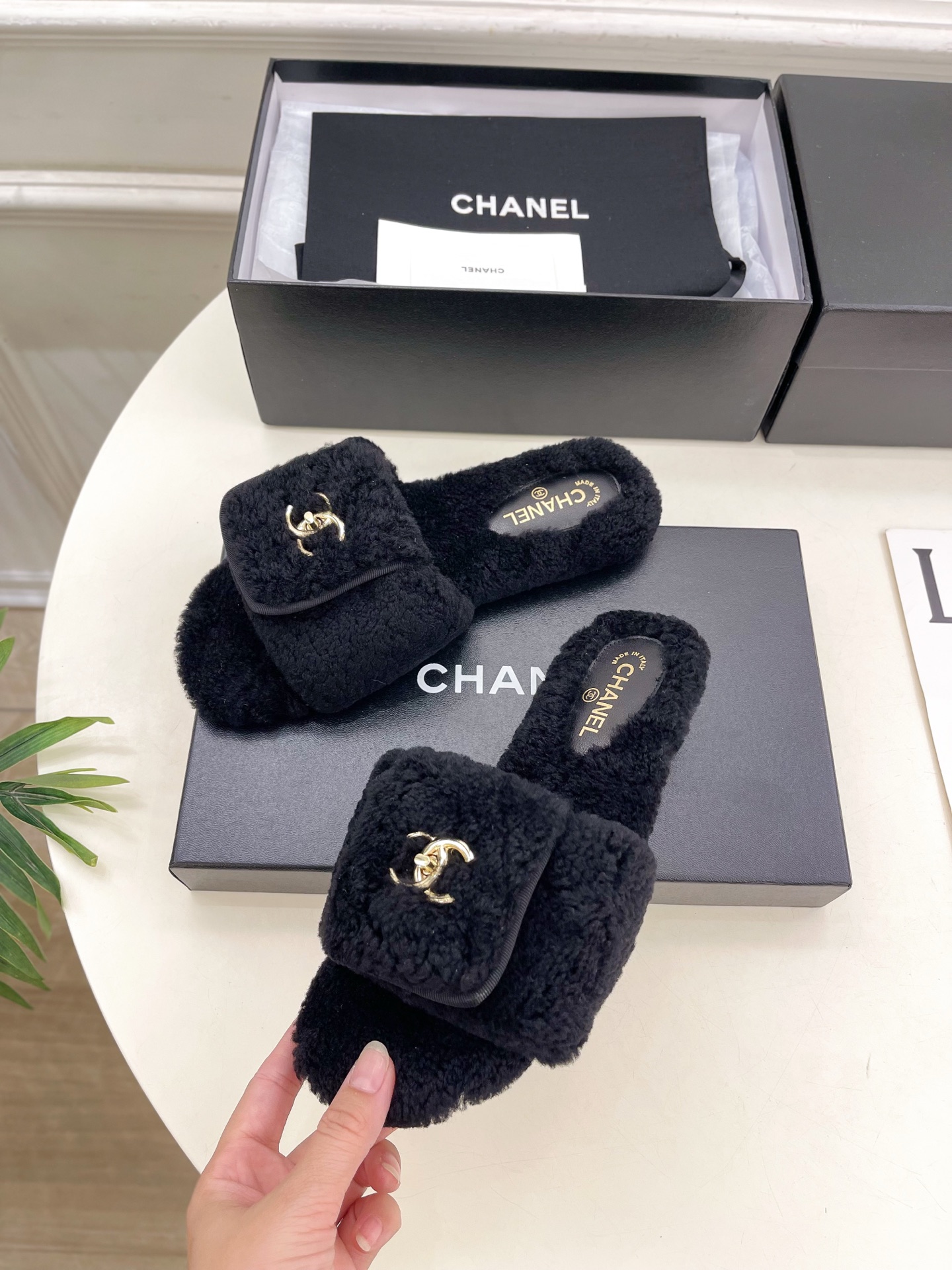 𝐂𝐇𝐀𝐍𝐄𝐋 | 小香 25𝐬𝐬 🦋2025 秋冬新品 专柜经典款 小香经典书包扣翻盖厚底毛毛拖鞋系列上