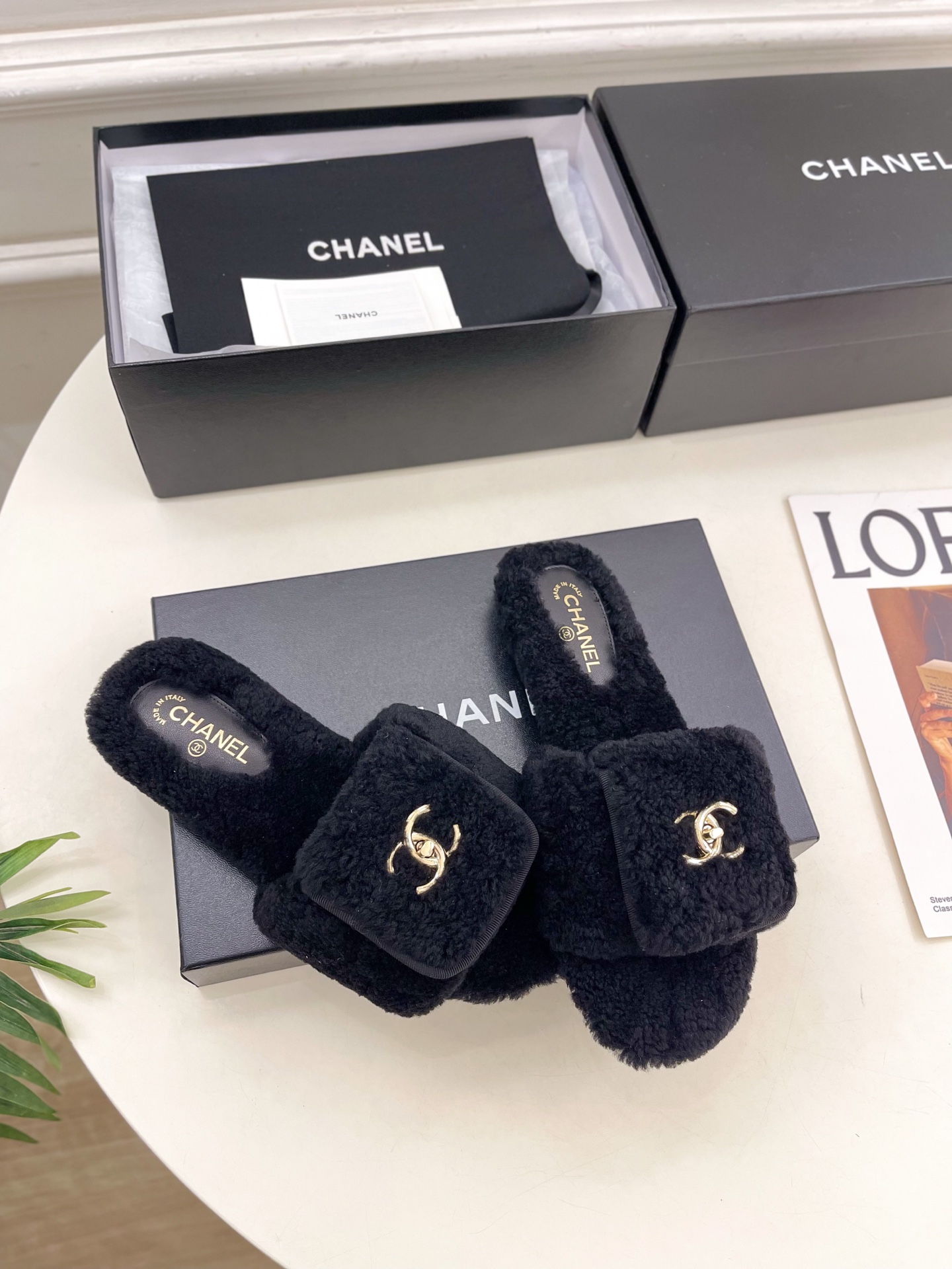 𝐂𝐇𝐀𝐍𝐄𝐋 | 小香 25𝐬𝐬 🦋2025 秋冬新品 专柜经典款 小香经典书包扣翻盖厚底毛毛拖鞋系列上