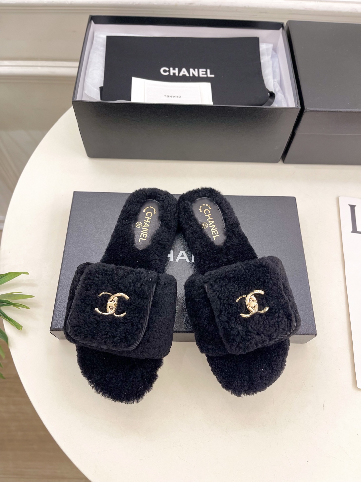 𝐂𝐇𝐀𝐍𝐄𝐋 | 小香 25𝐬𝐬 🦋2025 秋冬新品 专柜经典款 小香经典书包扣翻盖厚底毛毛拖鞋系列上