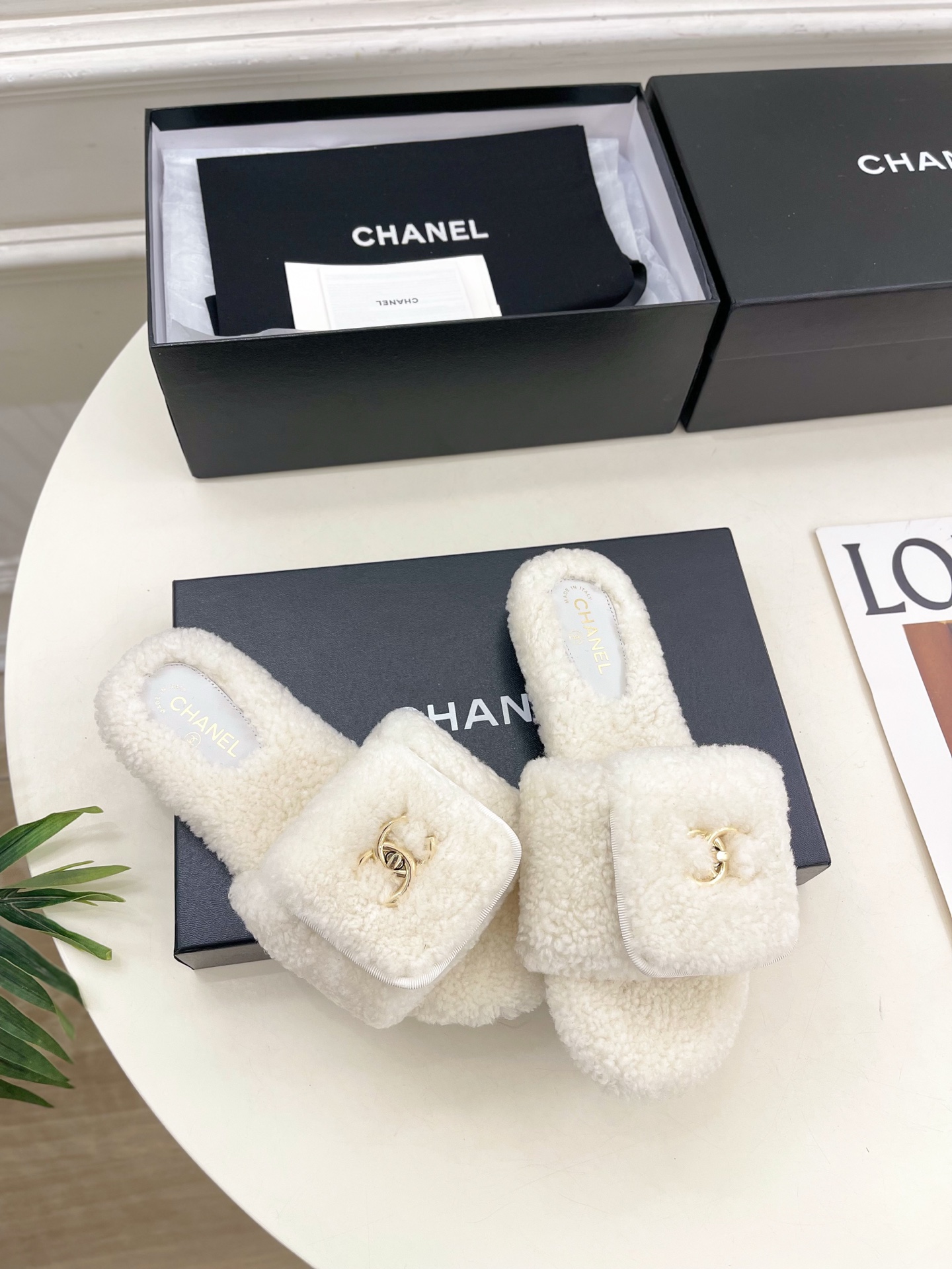 𝐂𝐇𝐀𝐍𝐄𝐋 | 小香 25𝐬𝐬 🦋2025 秋冬新品 专柜经典款 小香经典书包扣翻盖厚底毛毛拖鞋系列上
